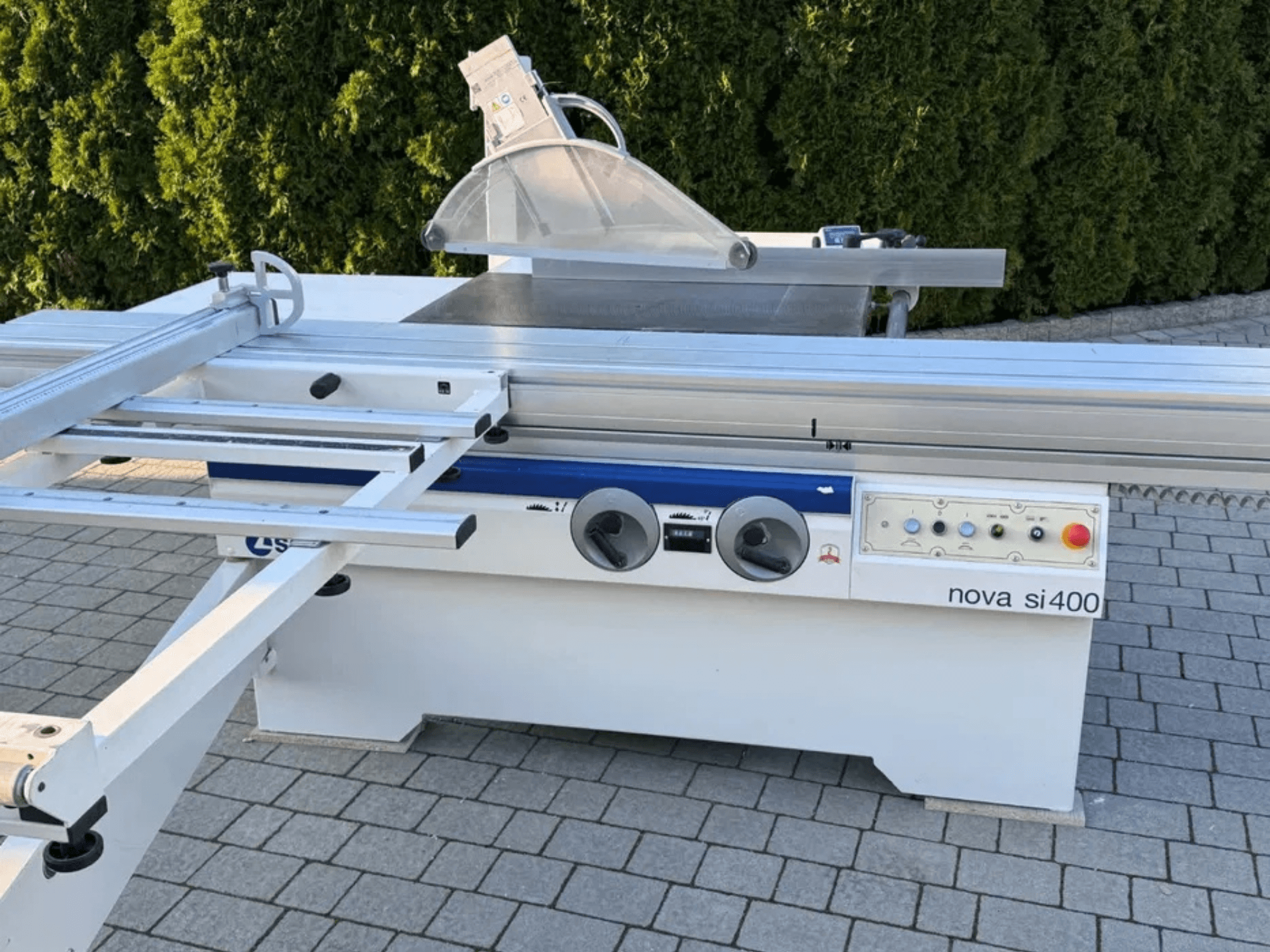 SCM NOVA 400 cirkelsåg för trä i framifrånvy, med sågblad, kontrollpanel och robust metallram.