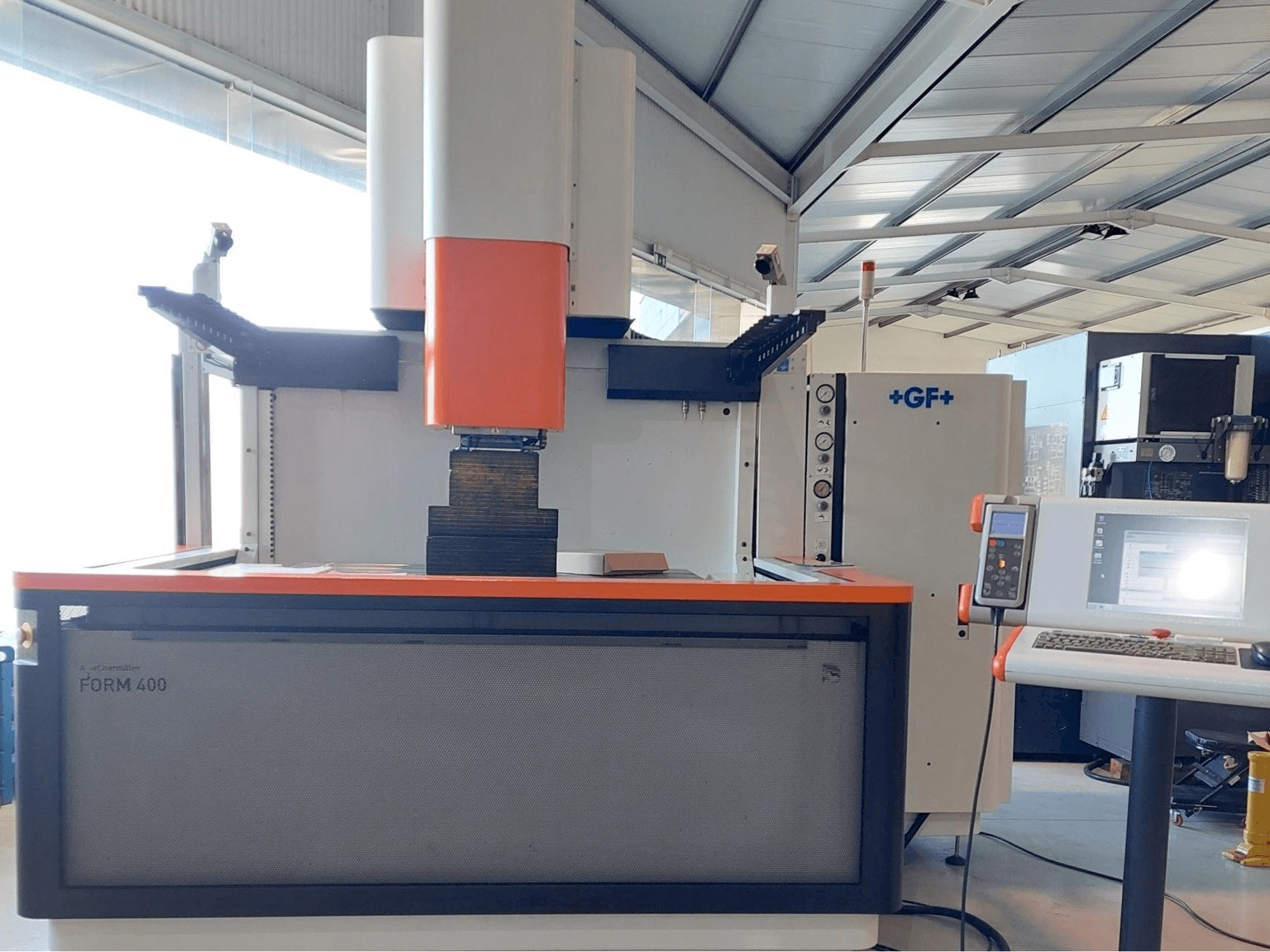 AgieCharmilles FORM 400-maskinen framifrån