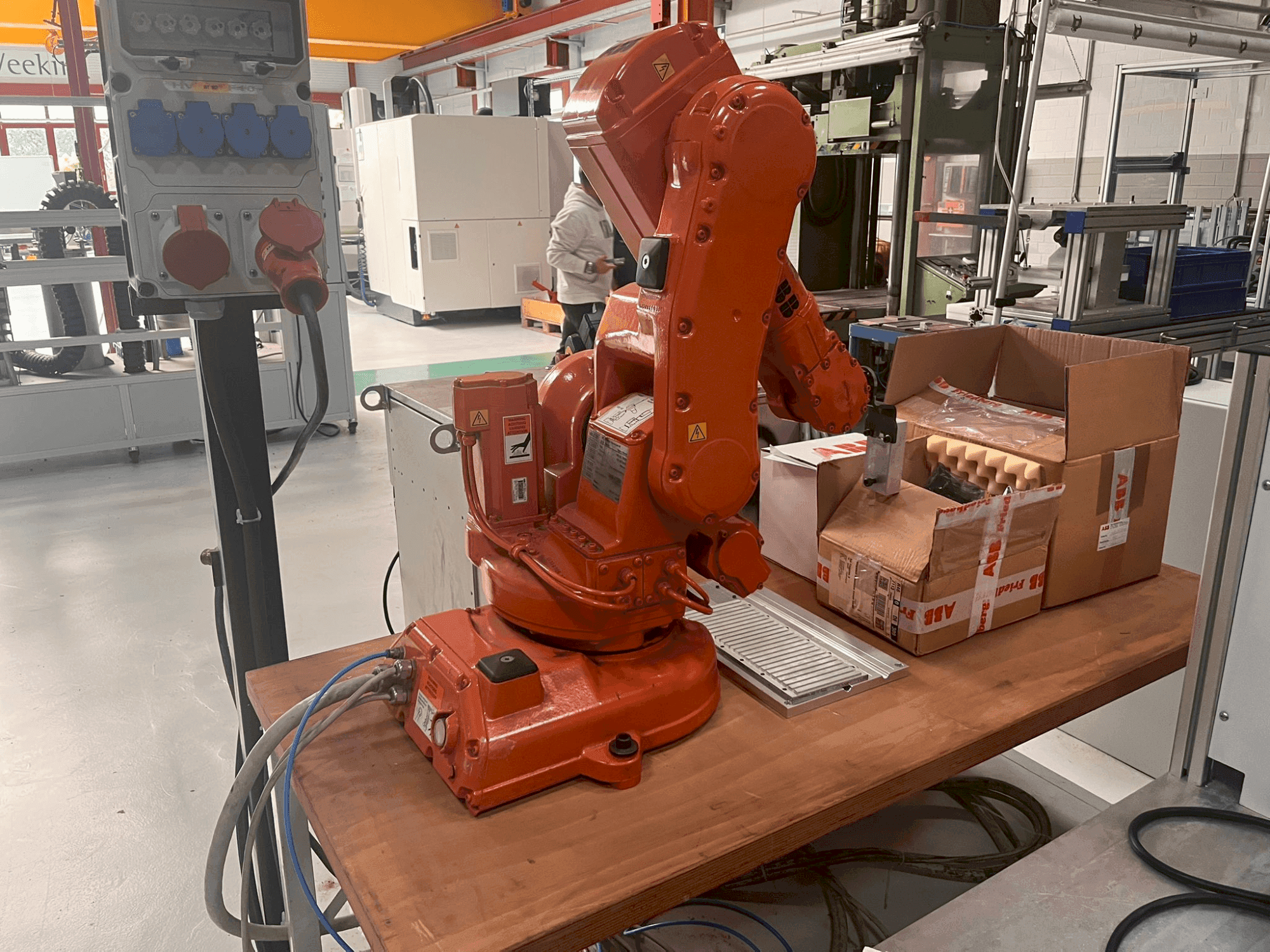 ABB IRB 140 M2000-maskinen framifrån