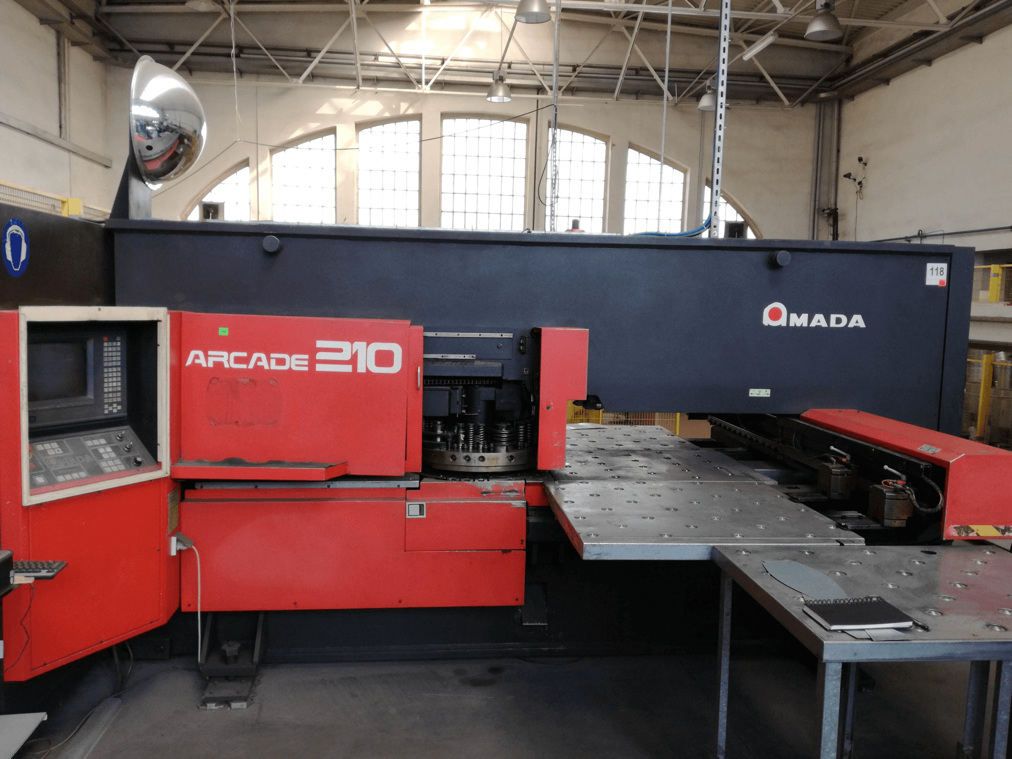AMADA-maskinen framifrånARCADE 210