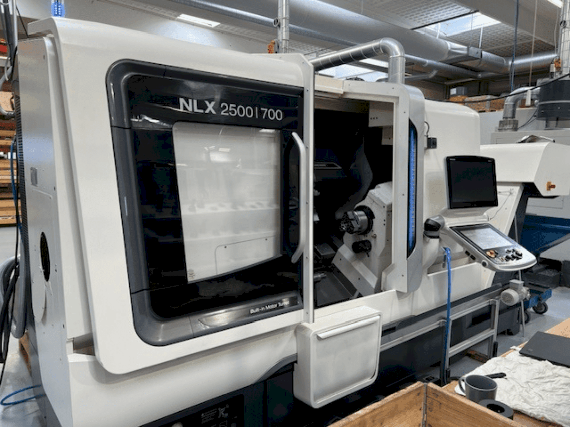 DMG MORI NLX2500SY/700-maskinen framifrån