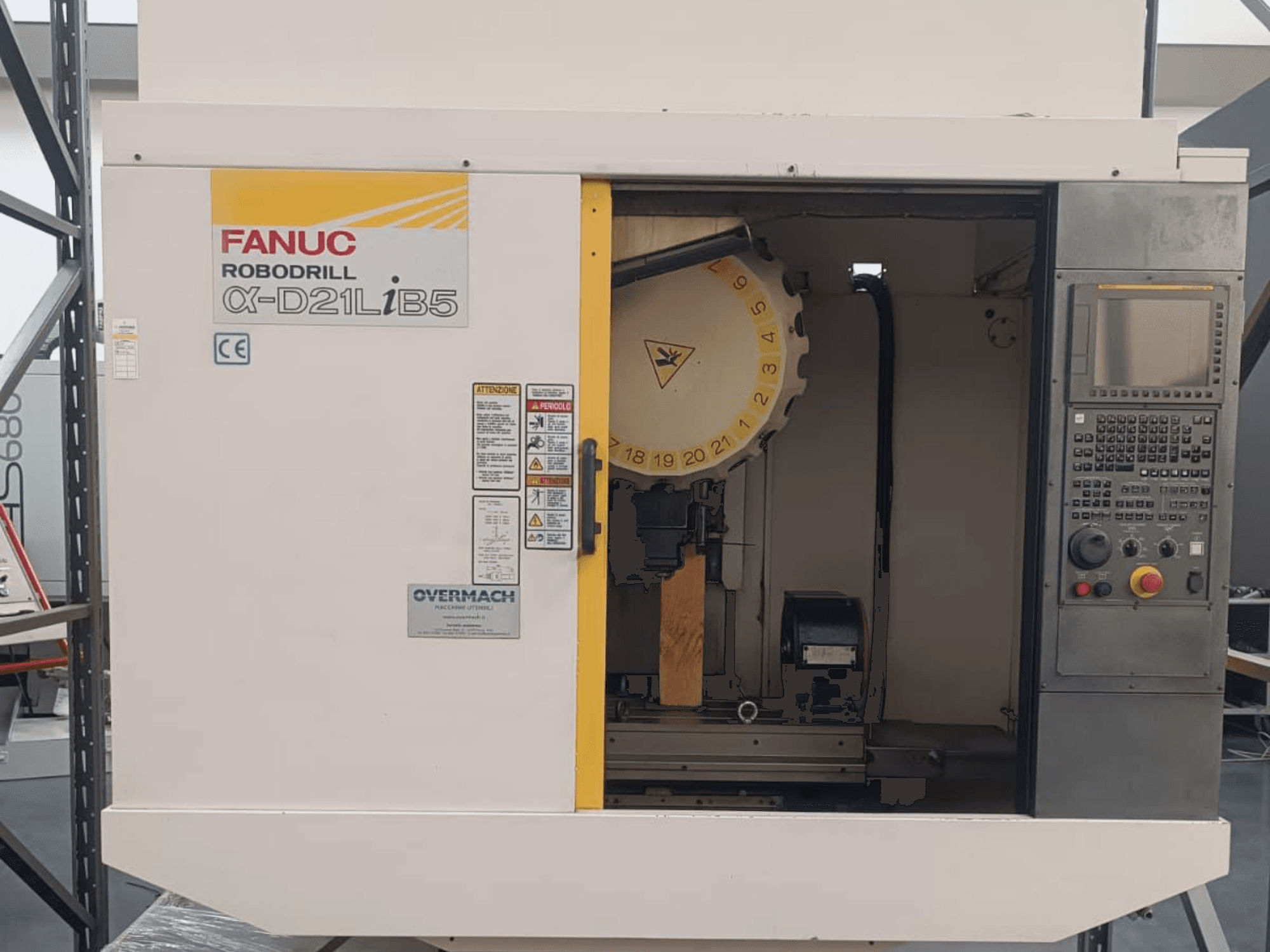 FANUC Robodrill α-D21LiB5, framifrån; CNC-maskin med synlig verktygshållare, kontrollpanel och säkerhetsvarningar.