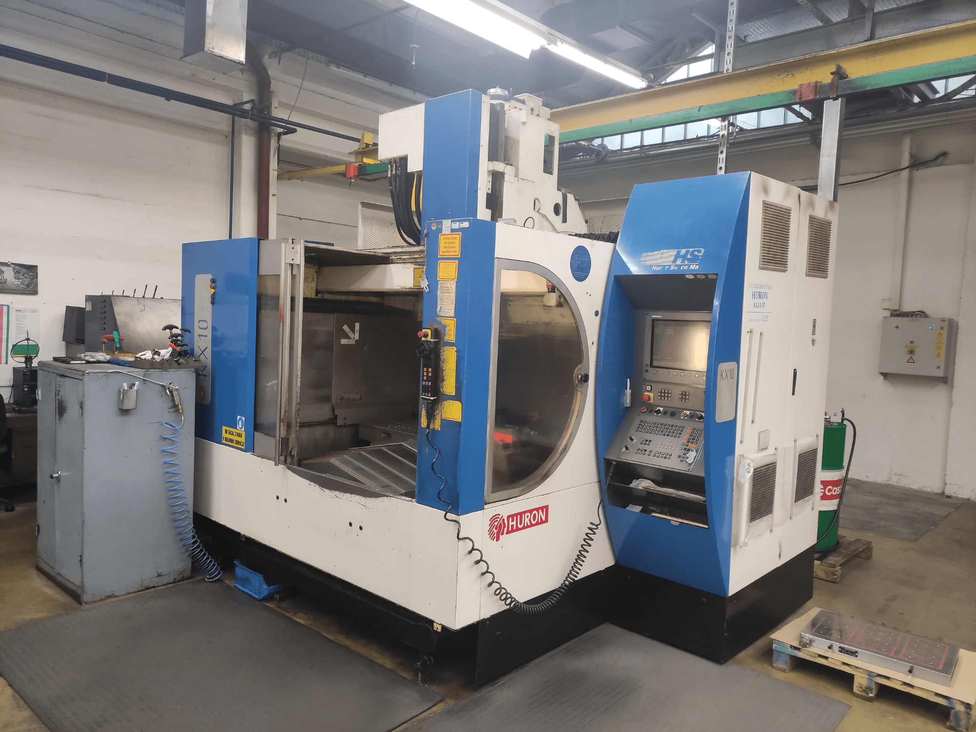 HURON KX10 CNC-maskin i en verkstad, framifrån, med kontrollpanel och stor öppning för bearbetning.