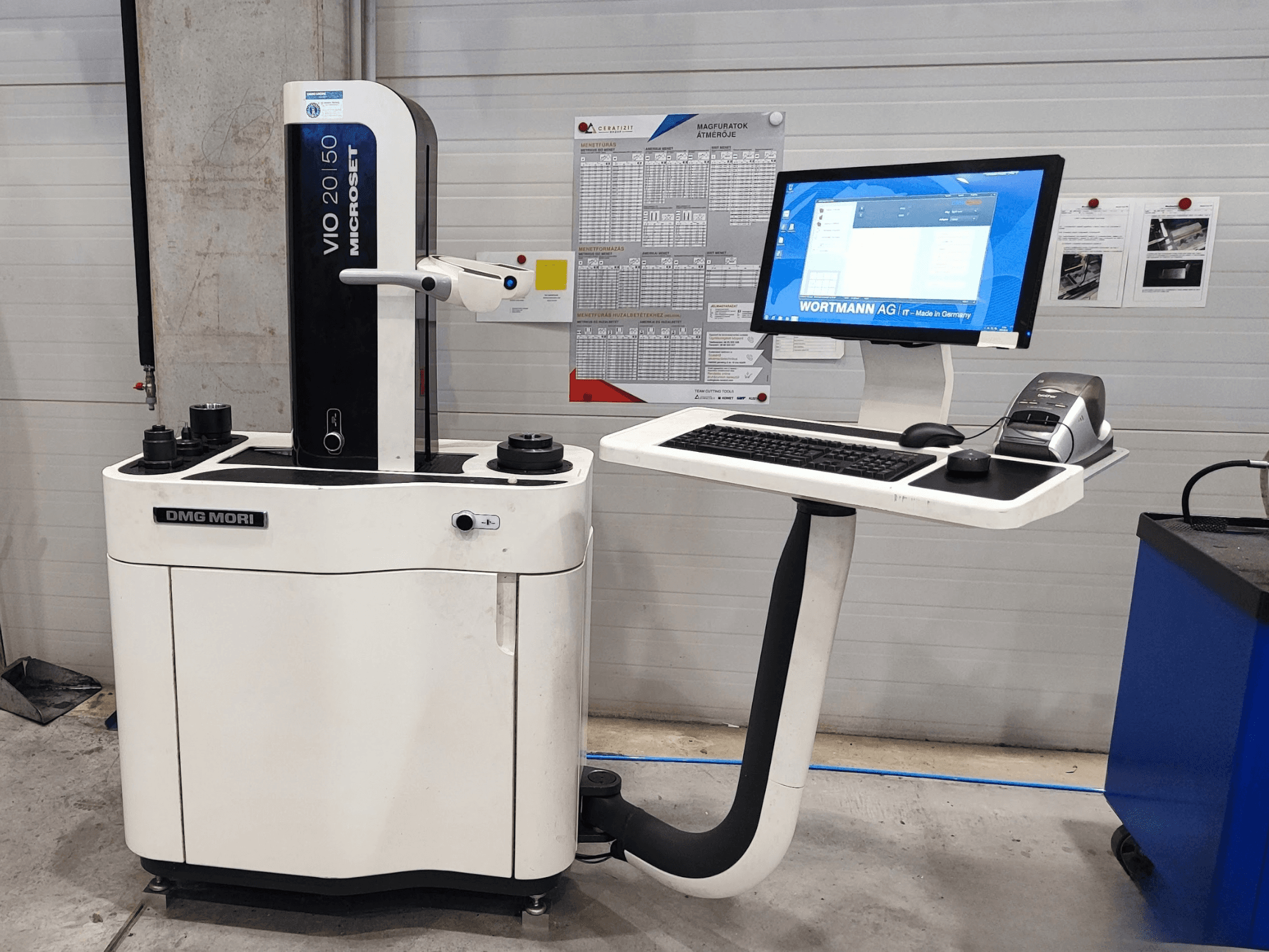 DMG MORI VIO Basic – en optisk mätmaskin, sedd framifrån, utrustad med en pekskärm, ett tangentbord och mätsensorer.