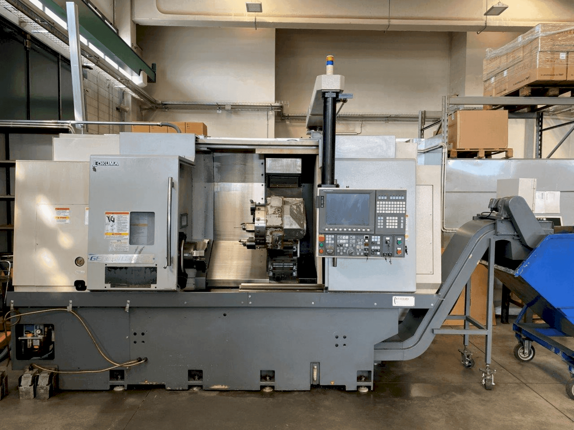 Okuma Genos L300E-MY-maskinen framifrån