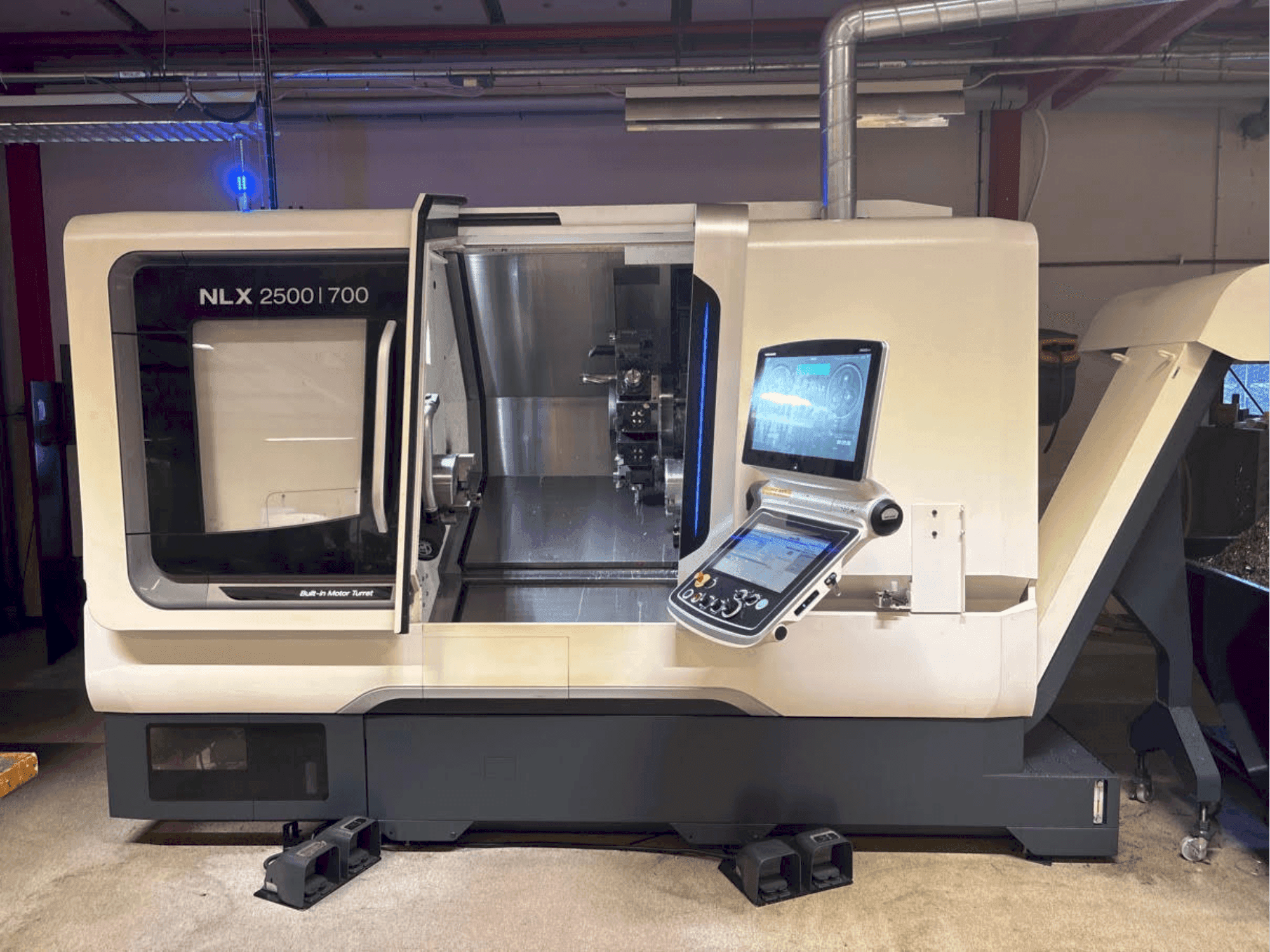 DMG MORI NLX 2500-700 SY-maskinen framifrån