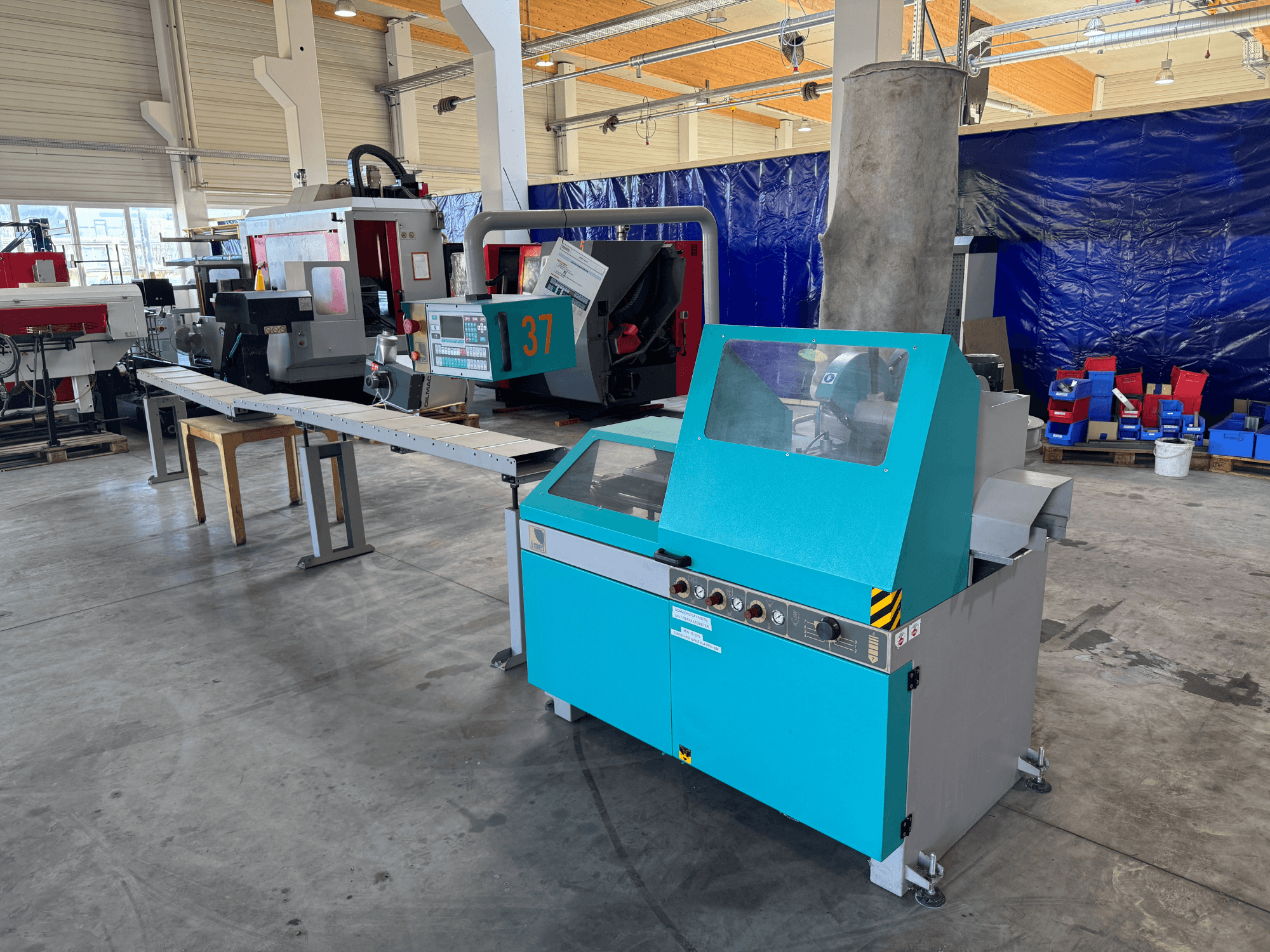 Imet VELOX 350 AF-ENC metallcirkelsåg i en verkstad, framifrån med kontrollpanel och dammutsugningssystem.