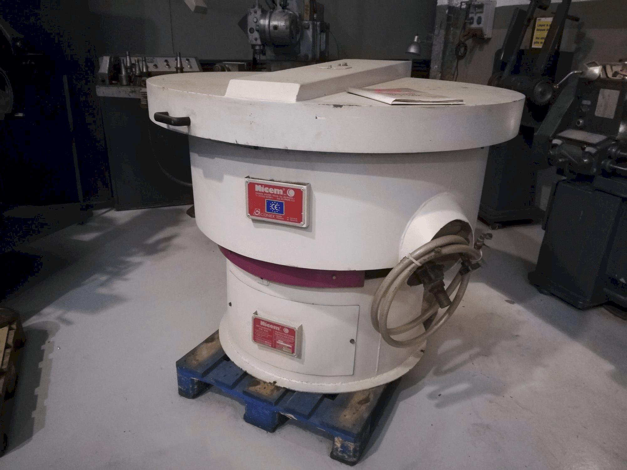 NICEM VIB 250 SM-maskinen framifrån