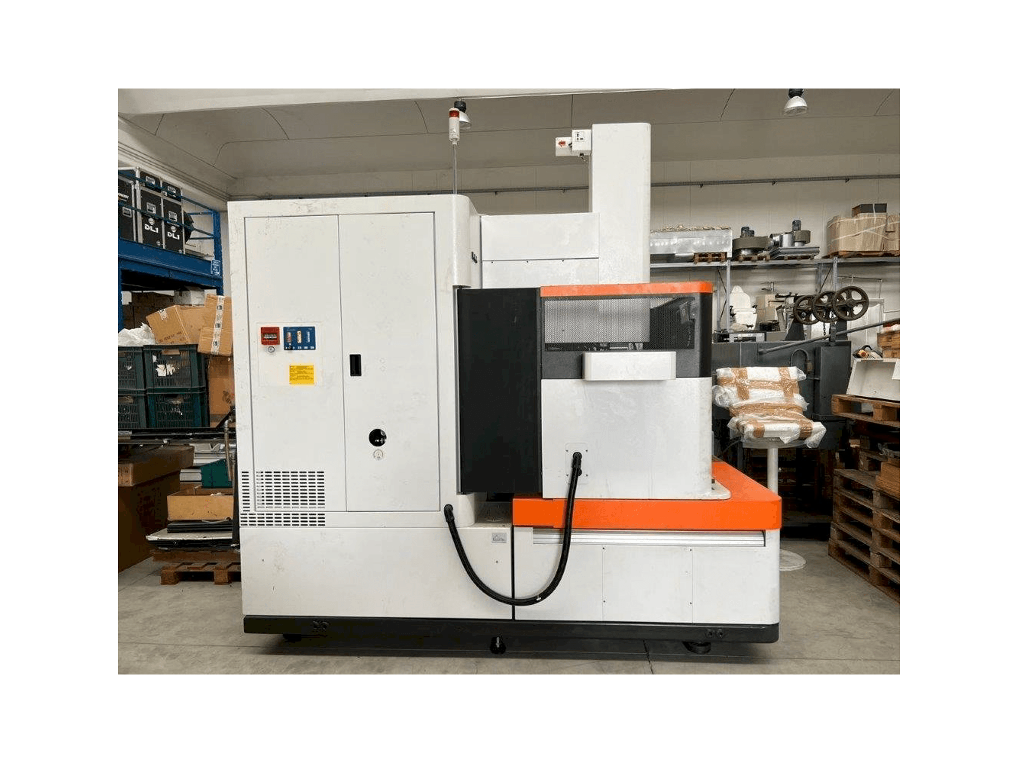 AgieCharmilles FORM 30-maskinen framifrån