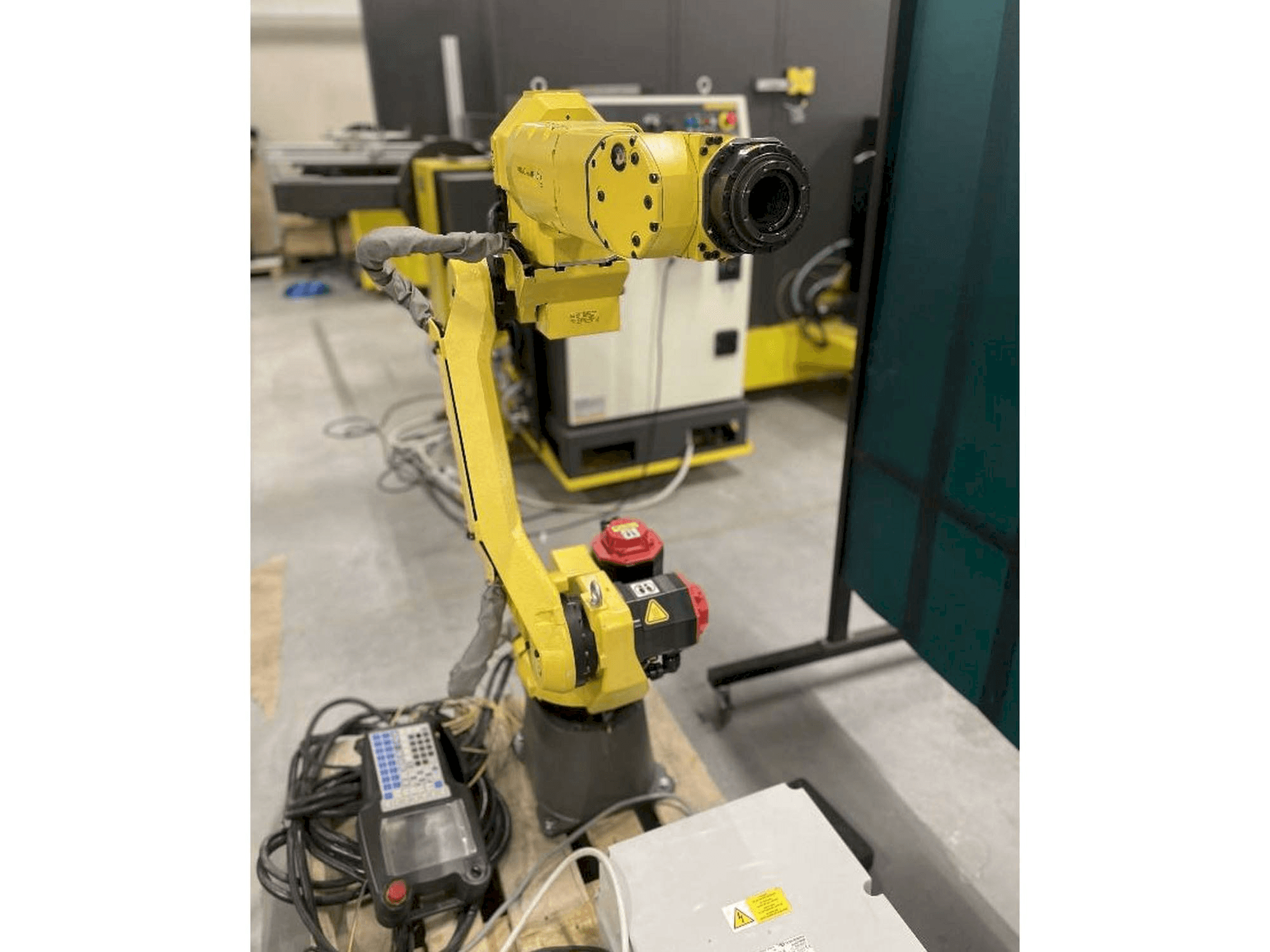 FANUC M10iA/12-maskinen framifrån