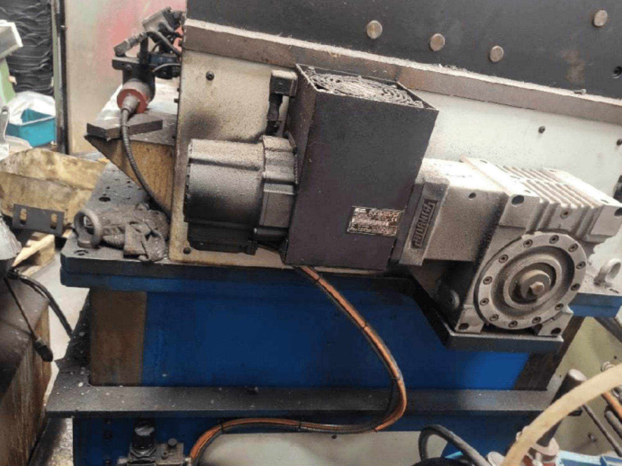 Mekanisk stanspress PRESSIX 160 CNR 6, sidovy som visar motor och anslutningar på en blå plattform.