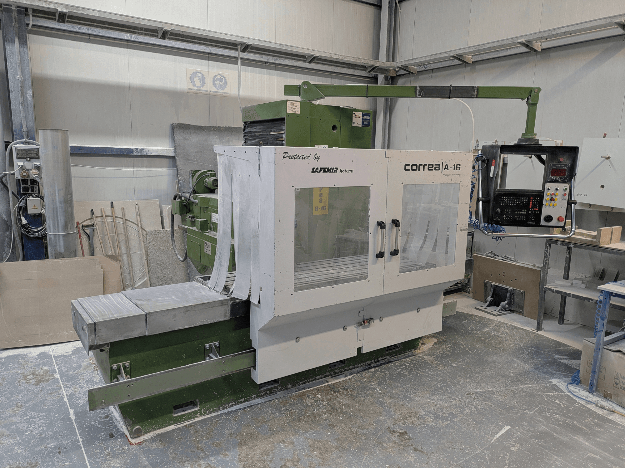 Correa A-16 fräsmaskin i en verkstad, framifrån med kontrollpanel och arbetsyta, visar industriell design och funktionalitet.