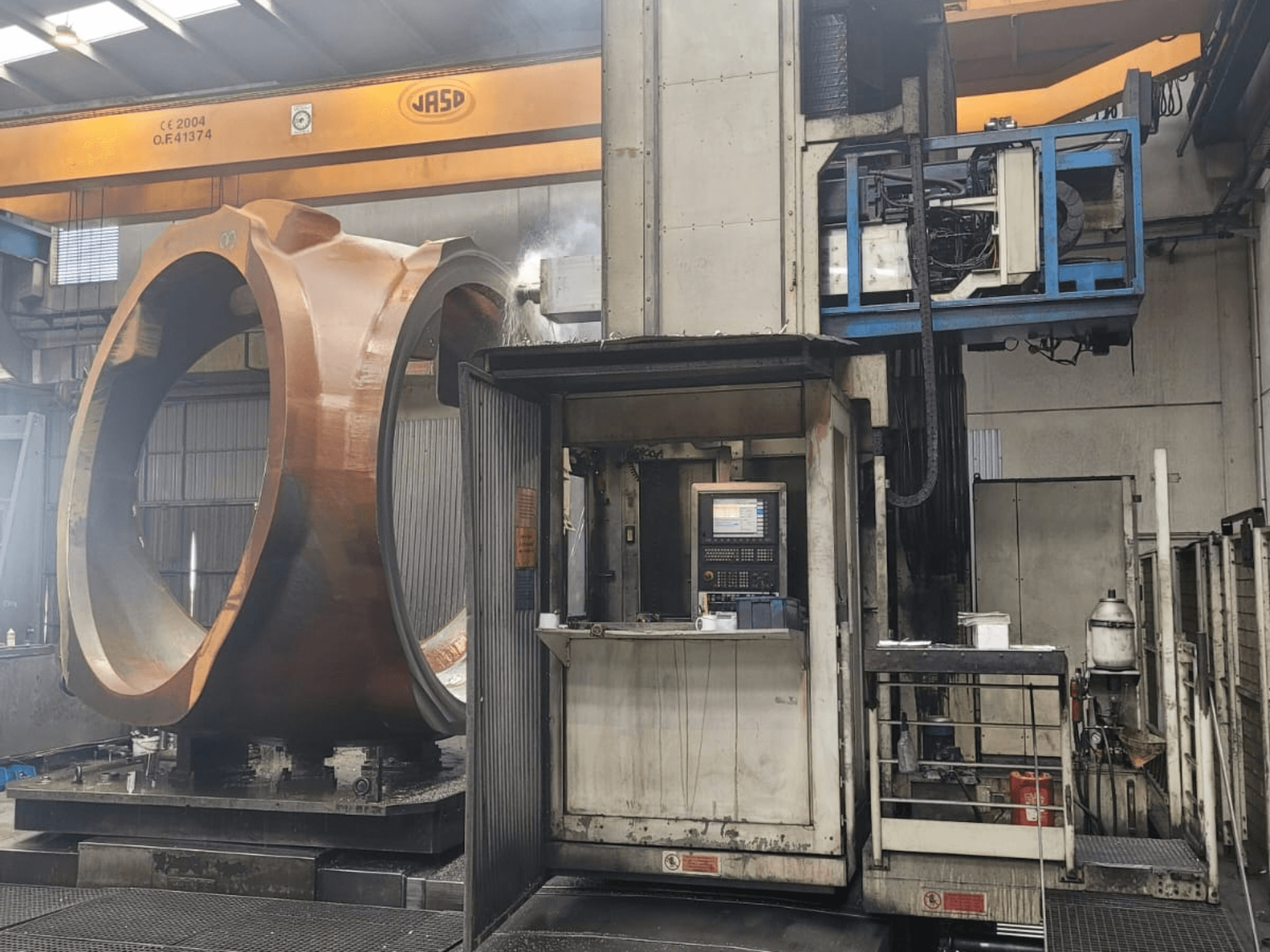 PAMA Speedram 1000 fräs- och svarvmaskin, sidovy, som visar ett stort arbetsstycke och kontrollpanelen i en industriell miljö.