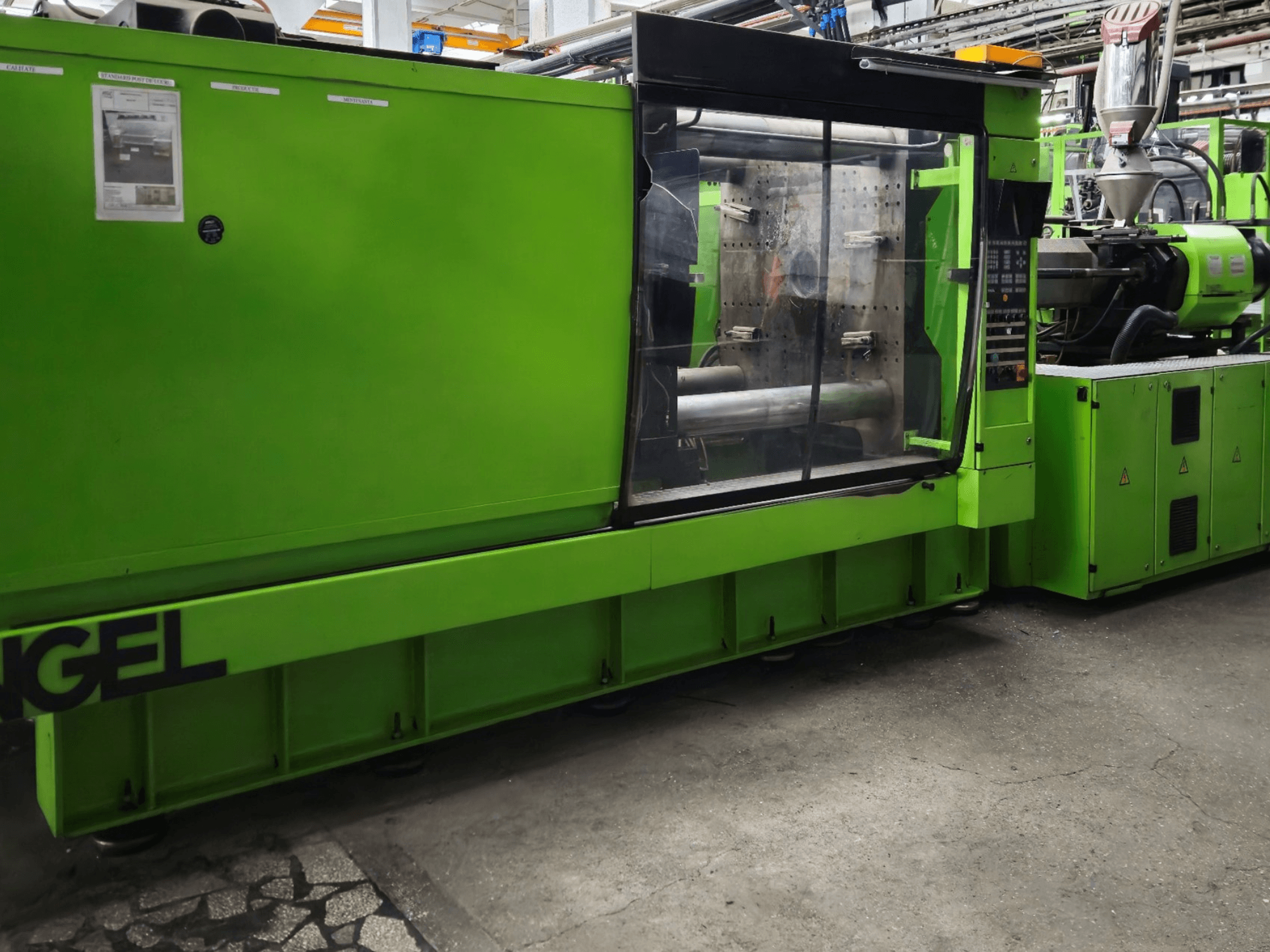 Green Engel formsprutningsmaskin, sidovy, med kontrollpanel och stort visningsfönster.