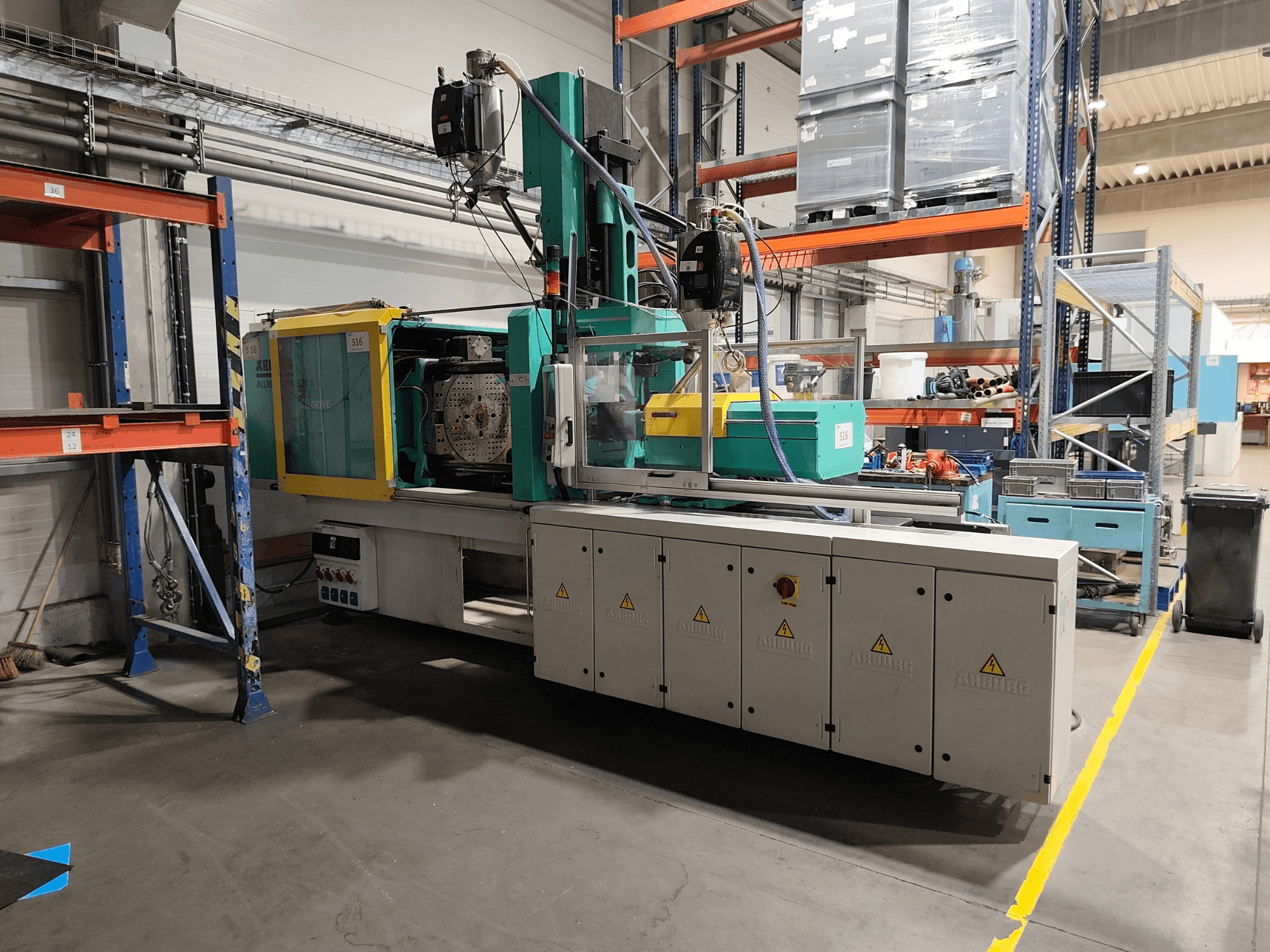 Arburg Allrounder 520 A 1500-70 Alldrive hydraulisk formsprutningsmaskin, sidovy i en fabriksmiljö.