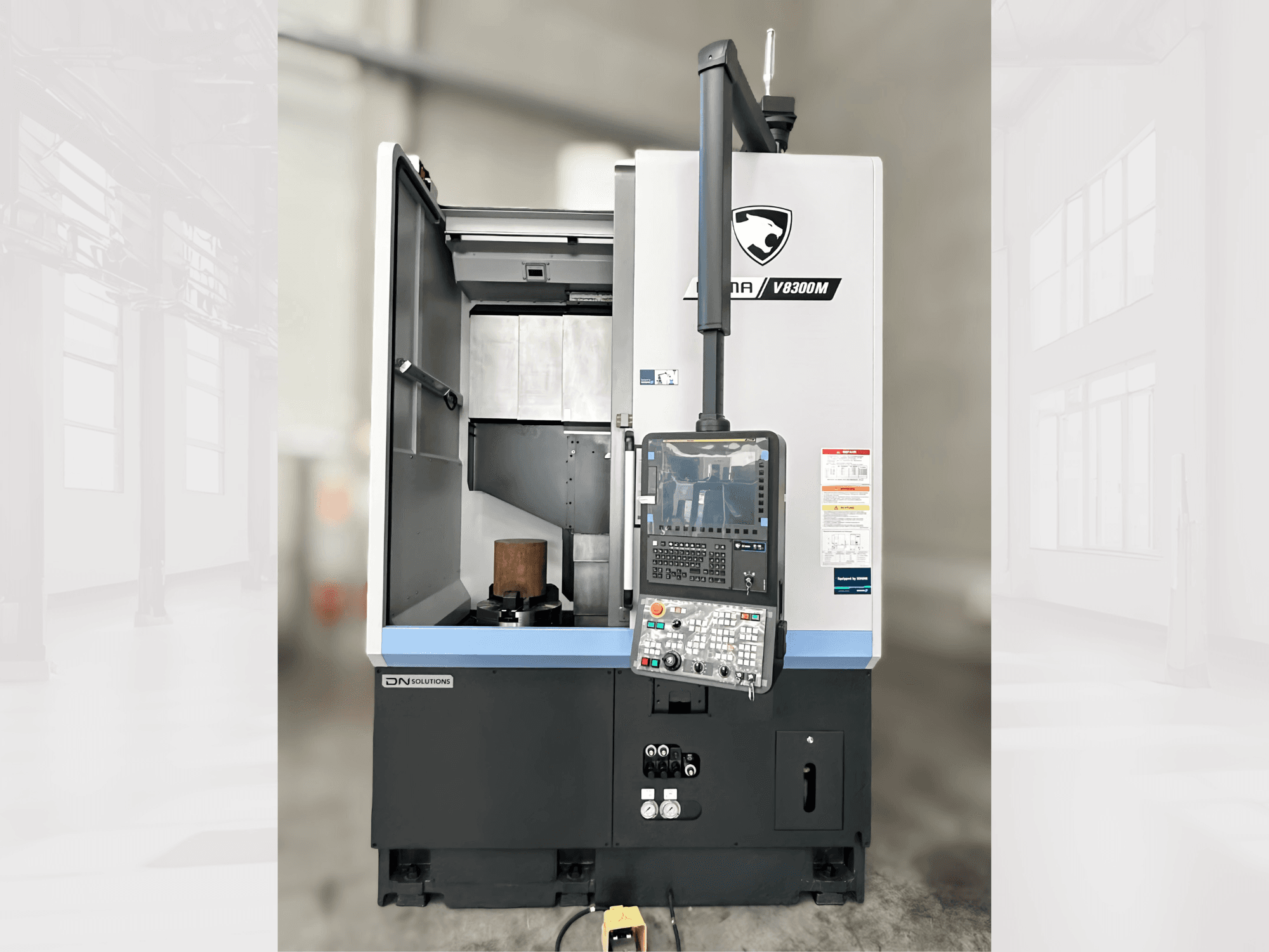 Puma V8300MR vertikal svarv framifrån, med kontrollpanel och en öppen dörr som visar interiören.