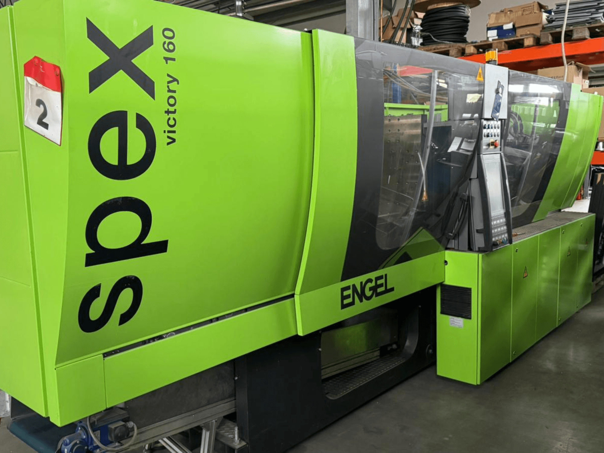 Green Engel Victory 160-maskin, framifrån, med kontrollpanel och säkerhetsvarningar synliga, visar industriell design.