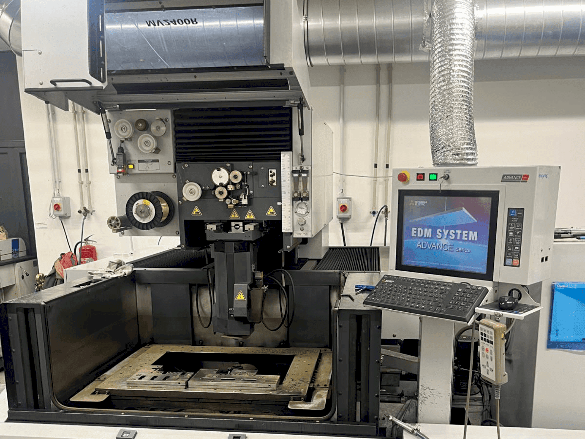 Mitsubishi MV2400 R-maskinen framifrån