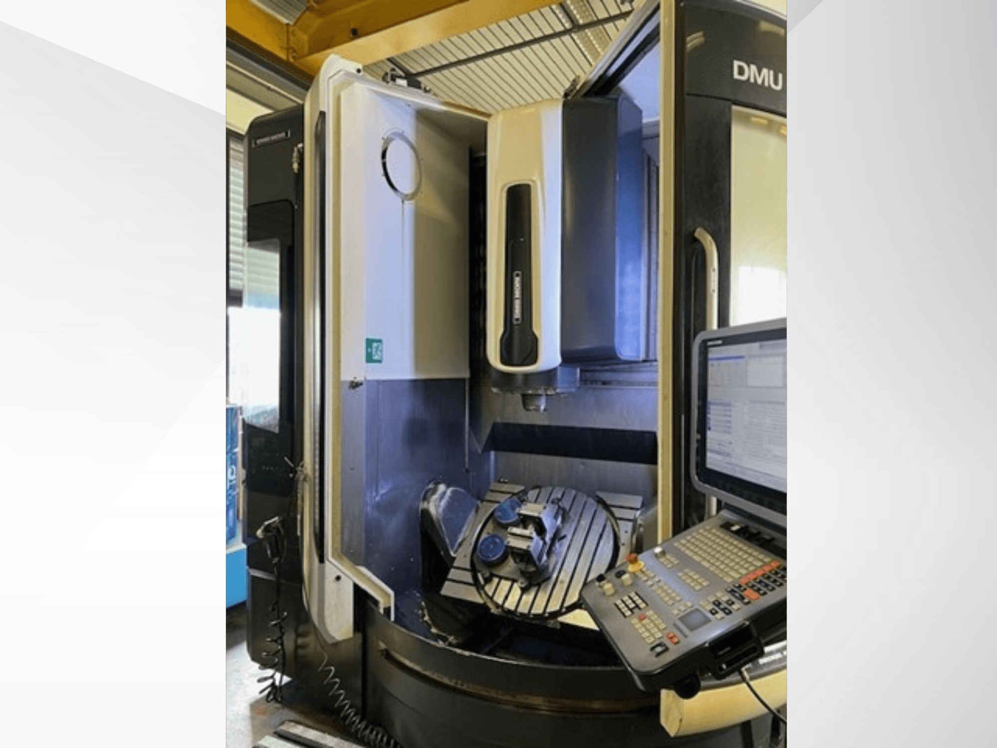 DMG MORI DMU 75 Monoblock universalbearbetningscenter, framifrån, med kontrollpanel och arbetsstycke på bordet.