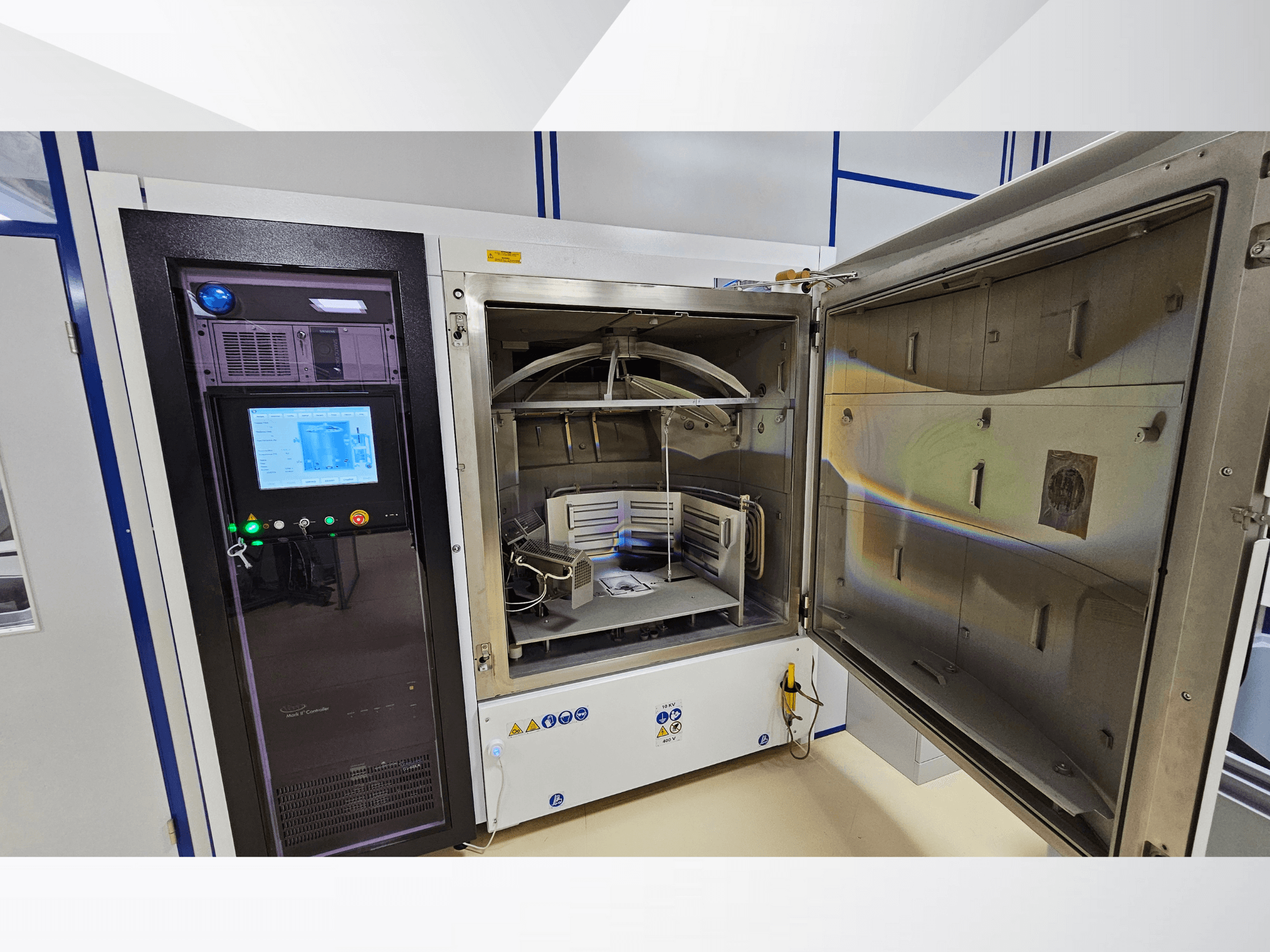 Kontrollpanel för en testkammare av okänt märke, framifrån; visar pekskärm, indikatorer och en öppen dörr som avslöjar interiören.