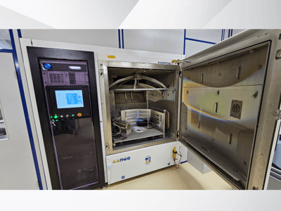 Kontrollpanel för en testkammare av okänt märke, framifrån; visar pekskärm, indikatorer och en öppen dörr som avslöjar interiören.