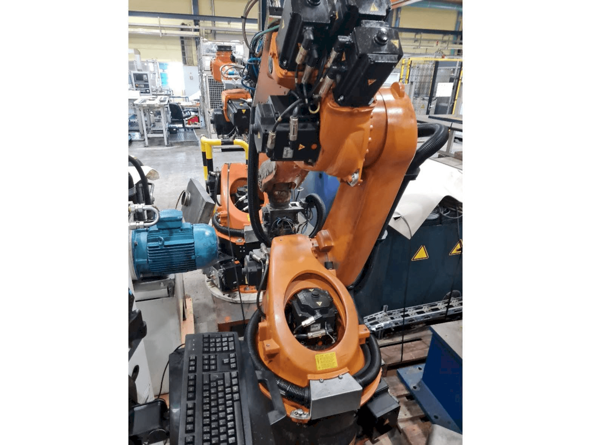 KUKA KR30-3-maskinen framifrån