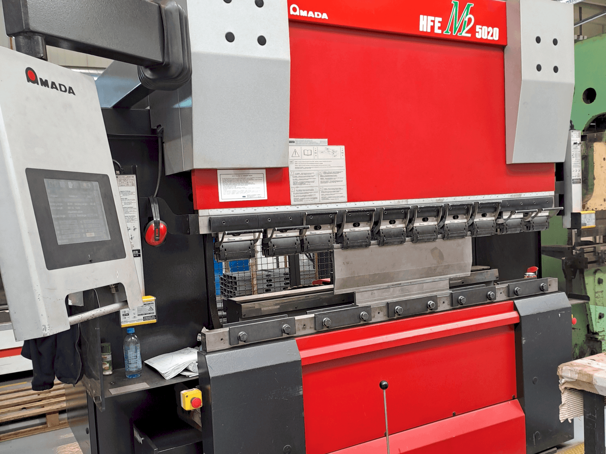 AMADA HFE M2 5020-maskinen framifrån