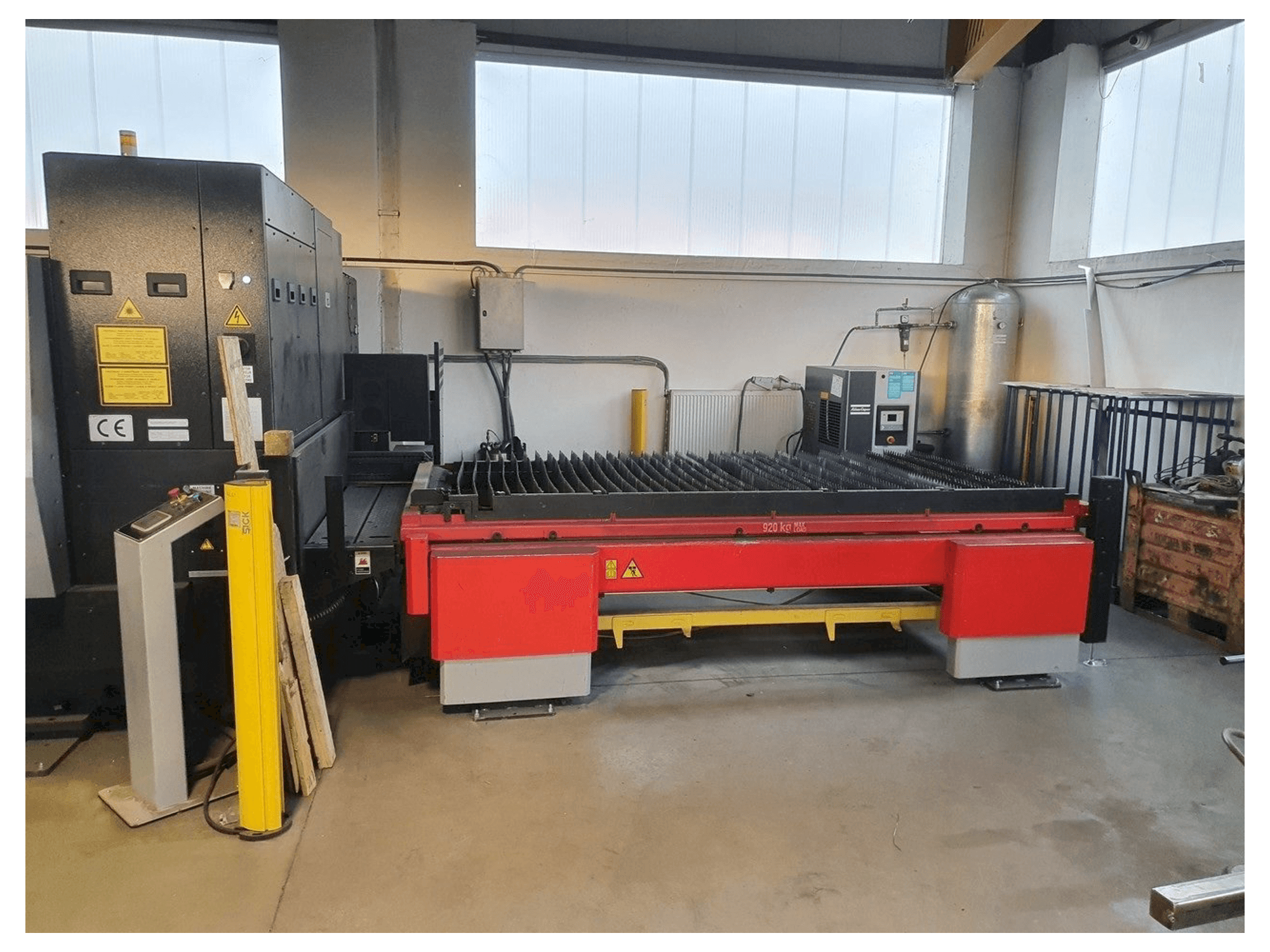 AMADA 3015 AJ-maskinen framifrån