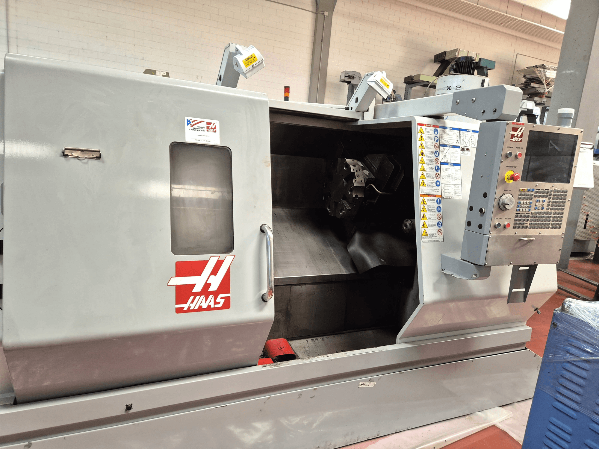 Haas SL 30TBHE horisontell svarv, framifrån med kontrollpanel och öppet utrymme för bearbetning.