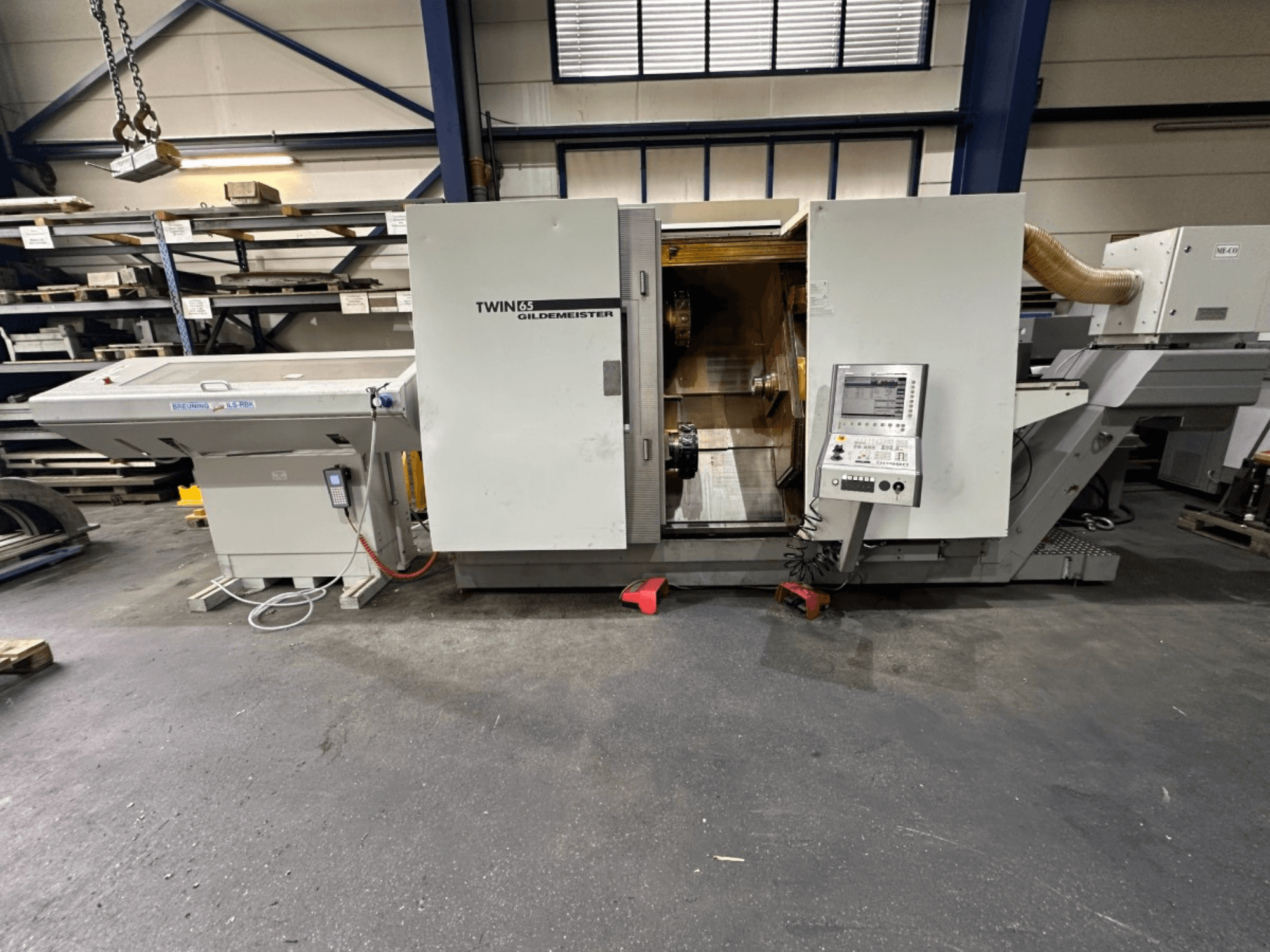 Gildemeister TWIN 65 horisontell svarv, framifrån; har kontrollpanel och synlig interiör för bearbetning av detaljer.