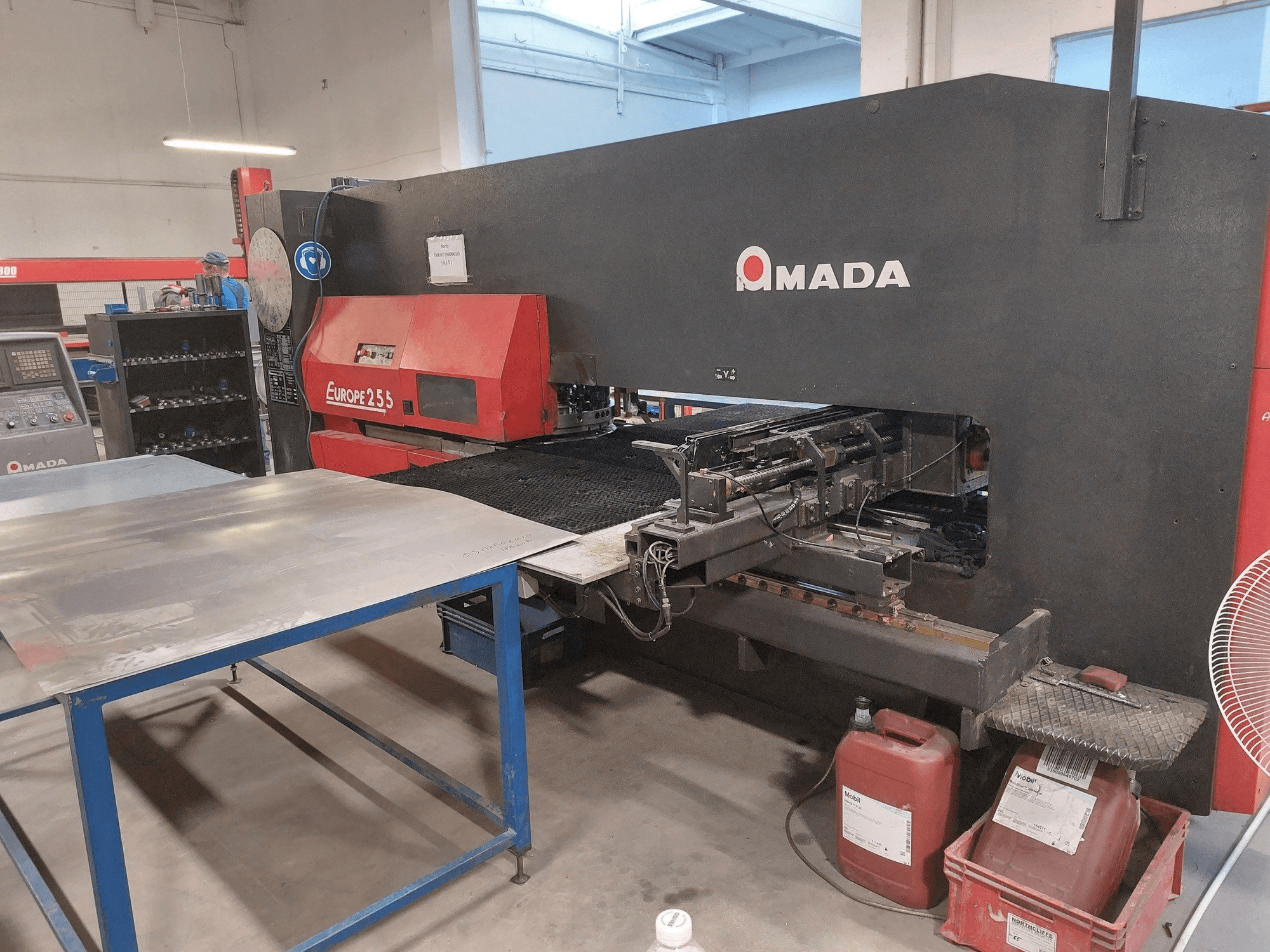 AMADA Europe 255-maskinen framifrån