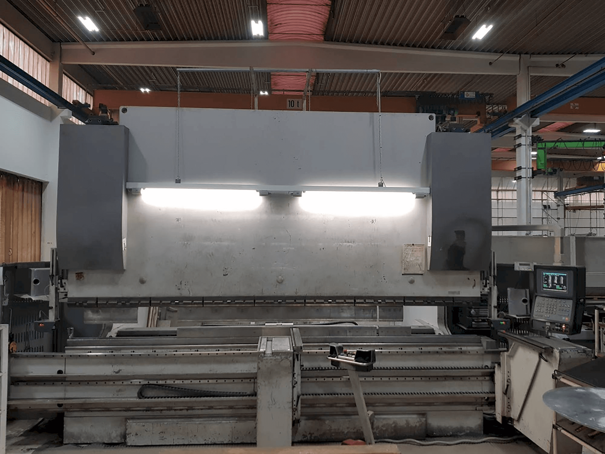 EHT Multipress 300-40-maskinen framifrån