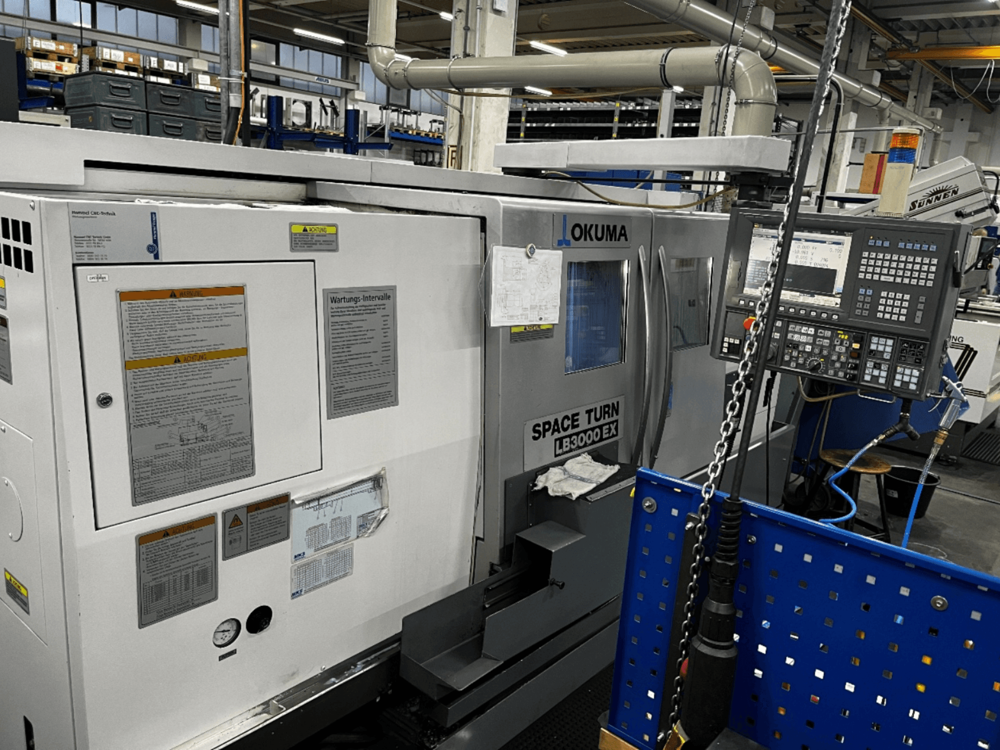 Okuma LB3000 EX horisontell svarv, framifrån, med kontrollpanel och säkerhetsinformation på sidan.