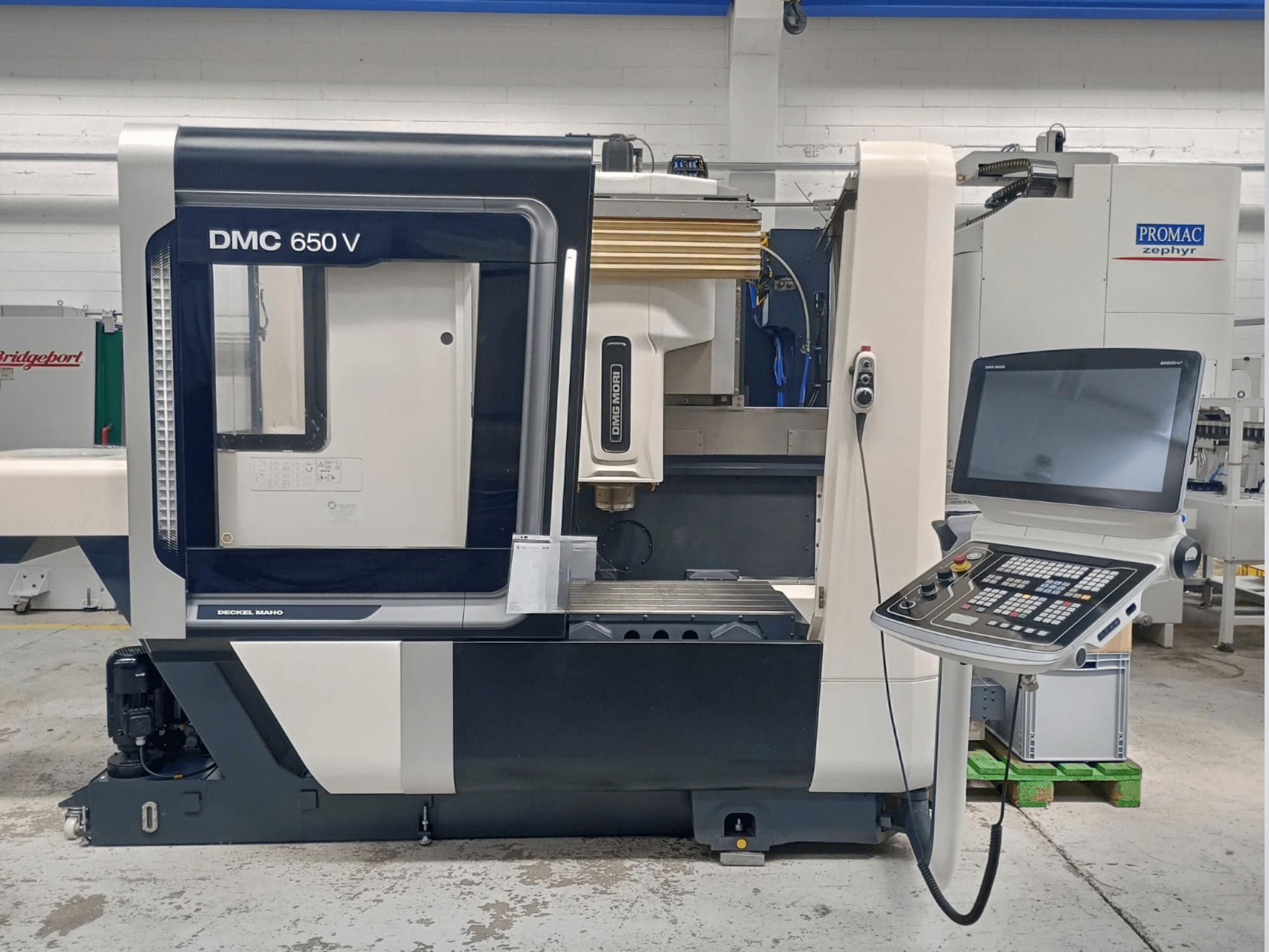 Decker Maho DMC 650 V CNC-maskin, sidovy, med kontrollpanel med knappar och skärm, i industriell miljö.