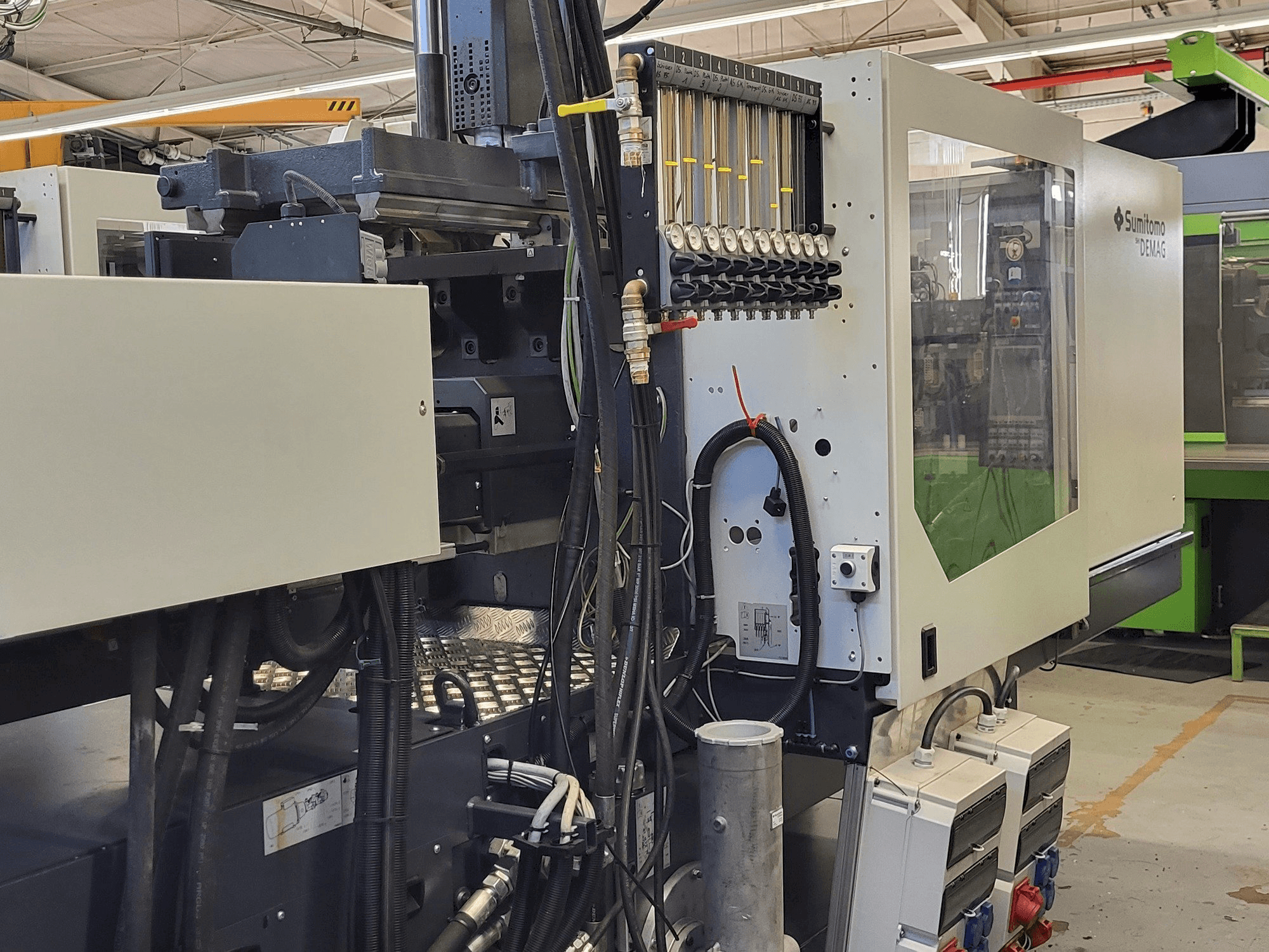 Sumitomo SHI DEMAG Systec Multi 120/470-200h/80V-maskinen sedd från vänster sida