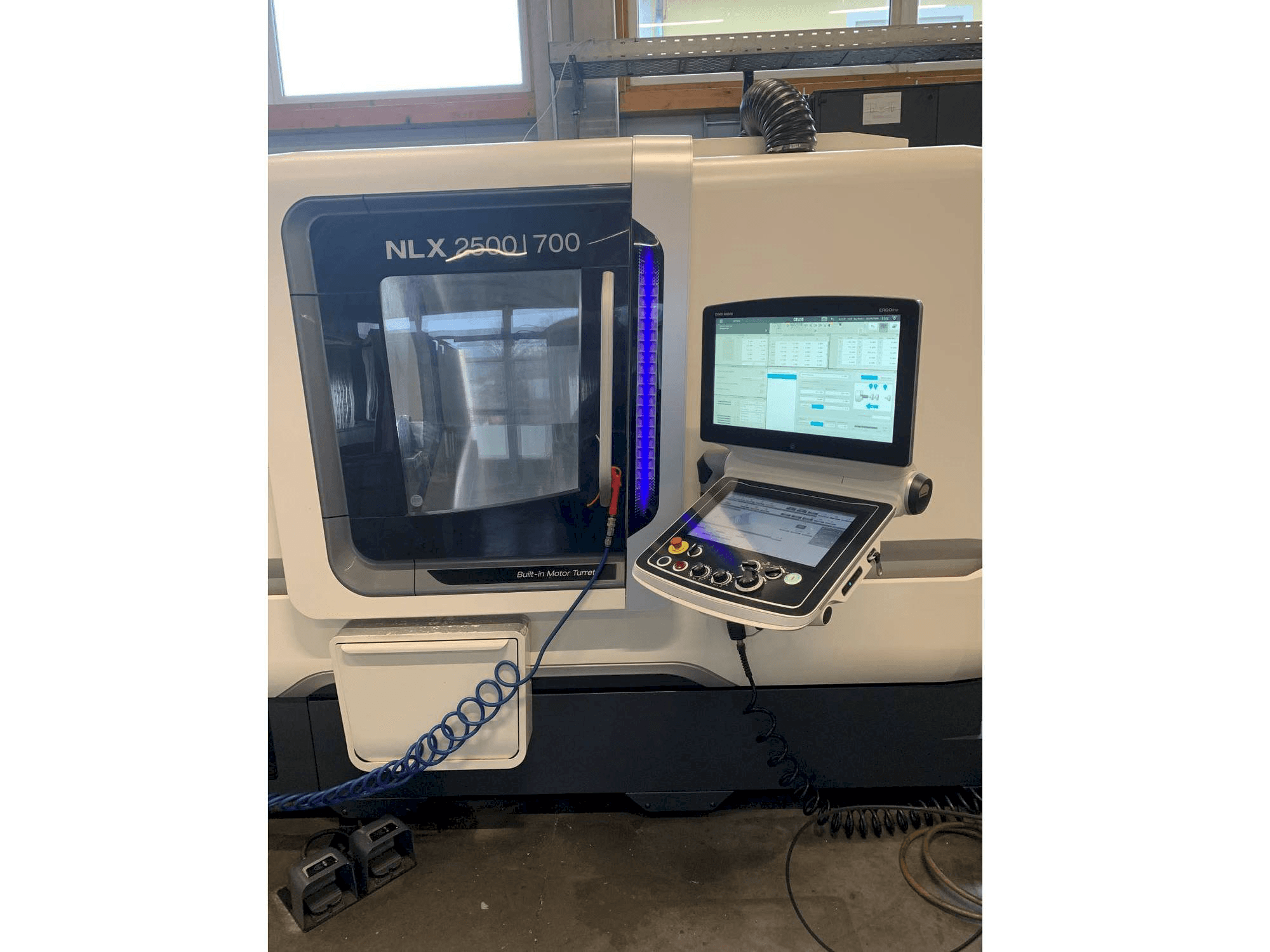DMG MORI NLX 2500/700-maskinen framifrån