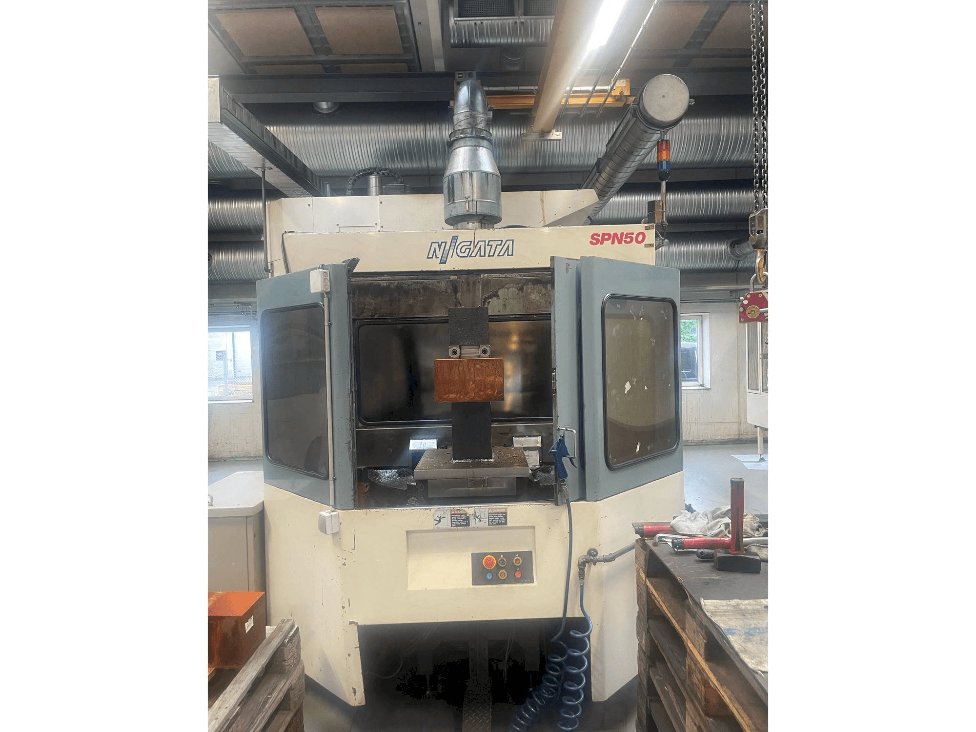 Niigata SPN 50-maskinen framifrån