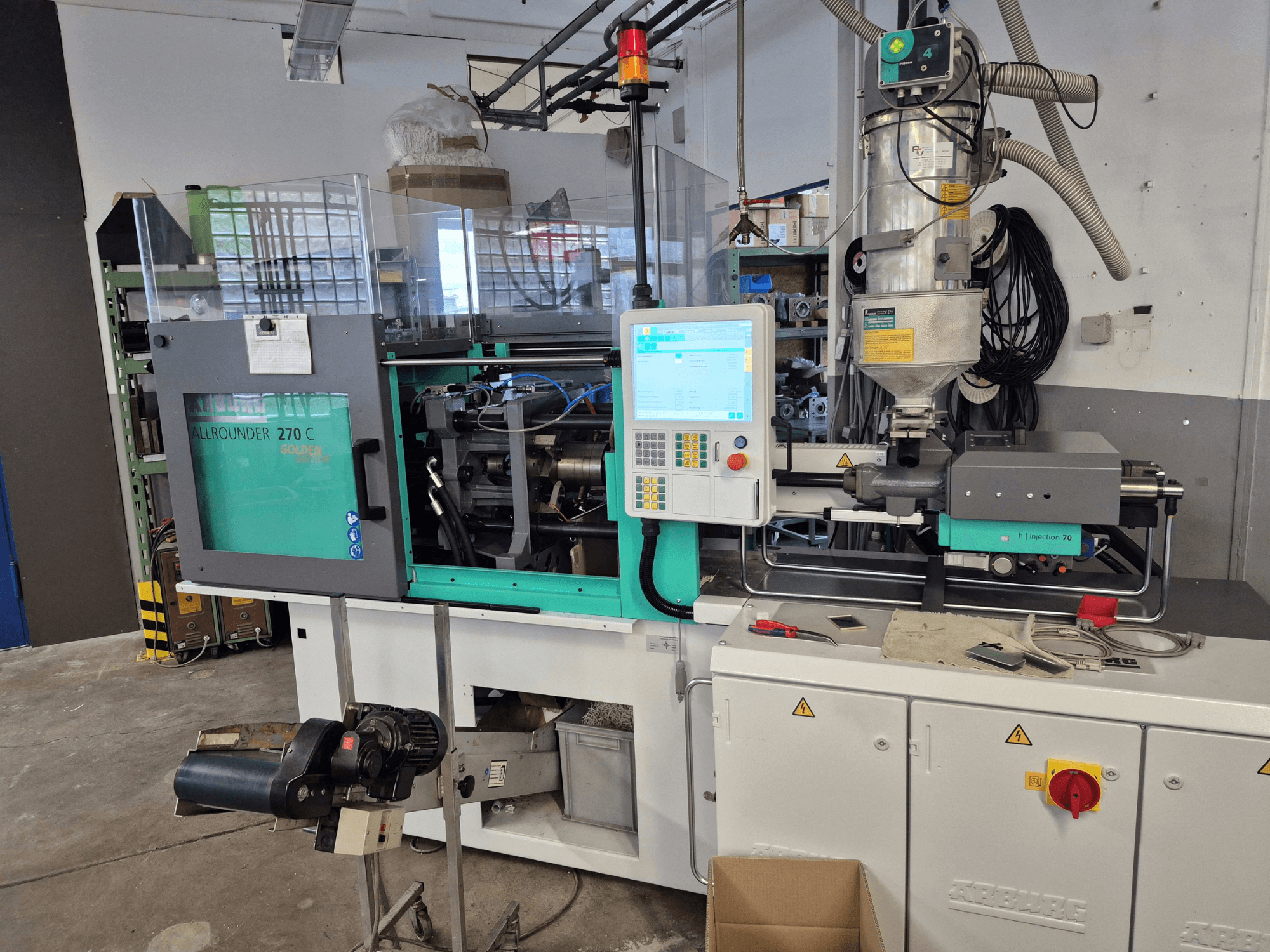 Hydraulisk formsprutningsmaskin Arburg Allrounder 270 C 400-70, framifrån sett med kontrollpanel och materialbehållare synliga.