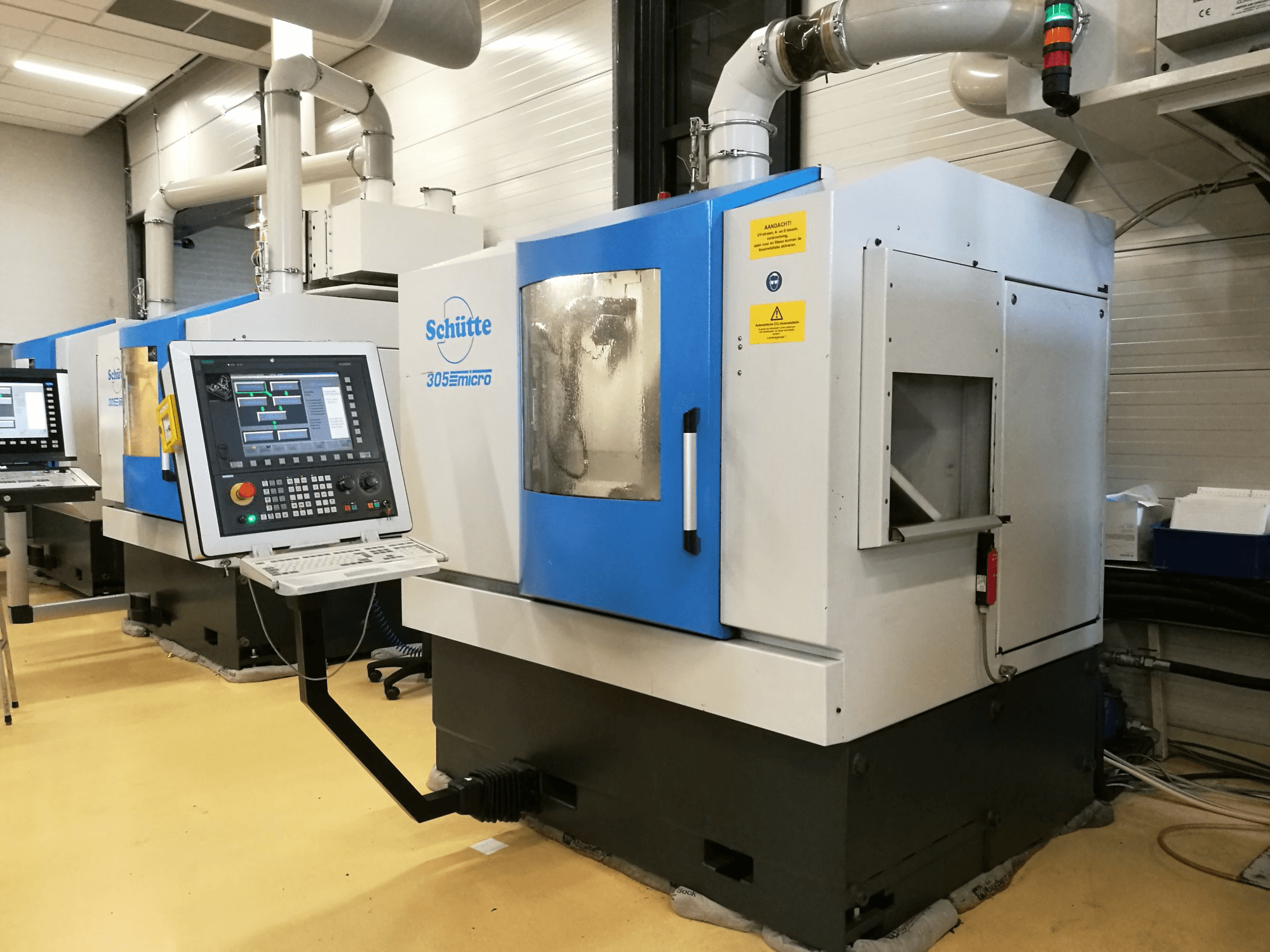 Schuette-maskinen sedd från högerWU305L