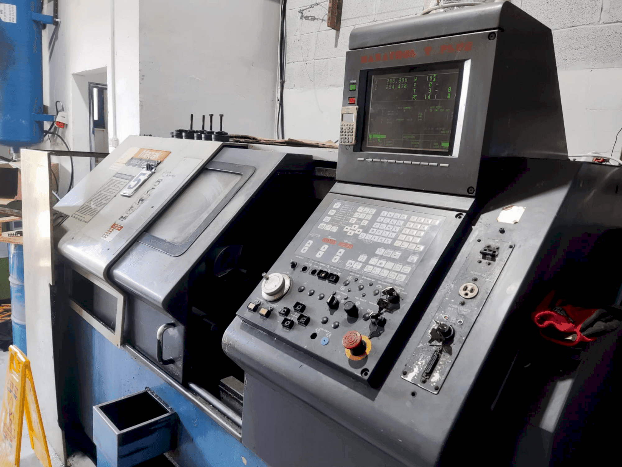 Mazak Quick Turn 20 (1996)-maskinen framifrån