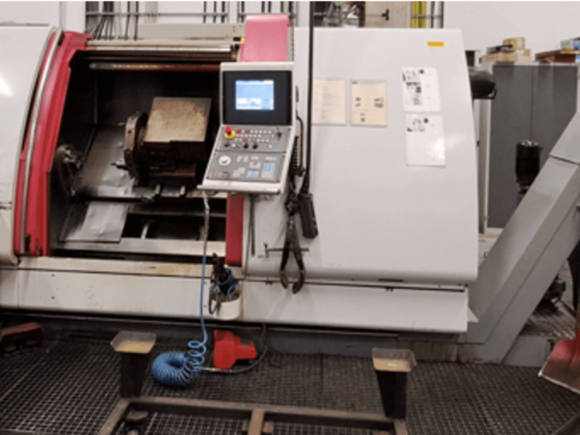 Gildemeister CTX 500 S2 horisontell svarv, framifrån, med kontrollpanelen, spindeldelen och arbetsområdet.
