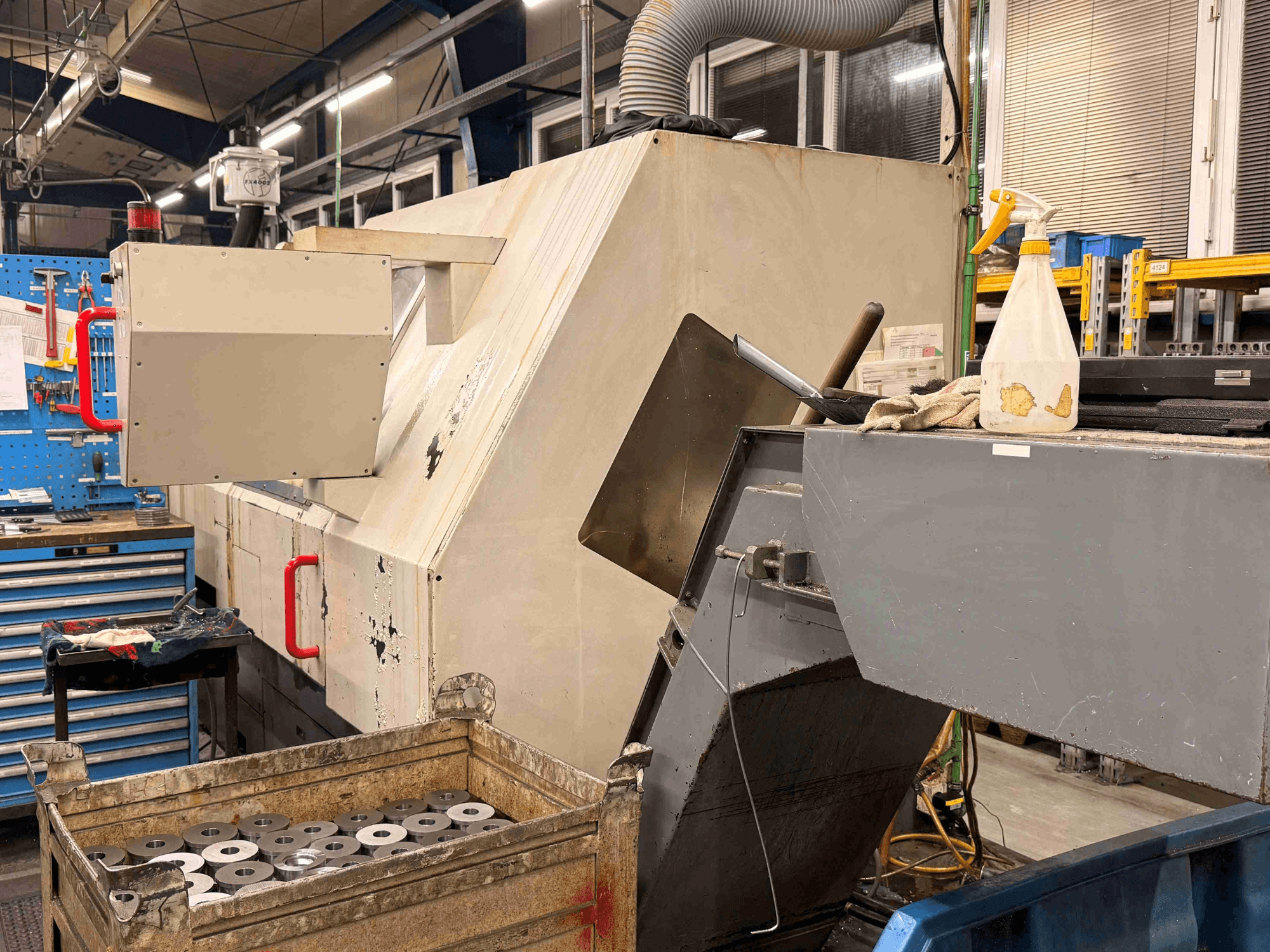 En ZPS S-60 CNC-styrd horisontell svarv i verkstaden, visad i sidovy med synliga arbetsstycken och manöverorgan.