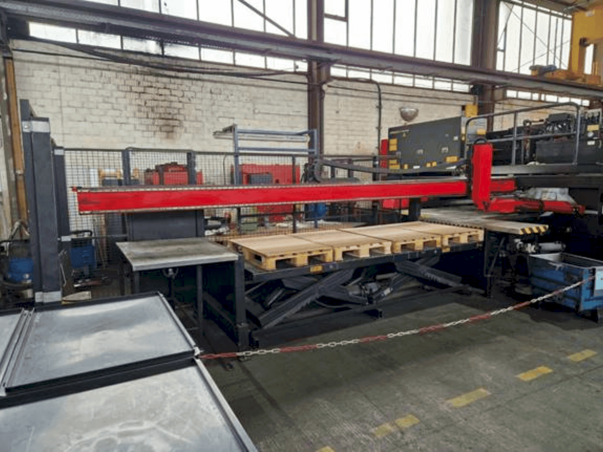 AMADA AP3-2610 V-maskinen framifrån