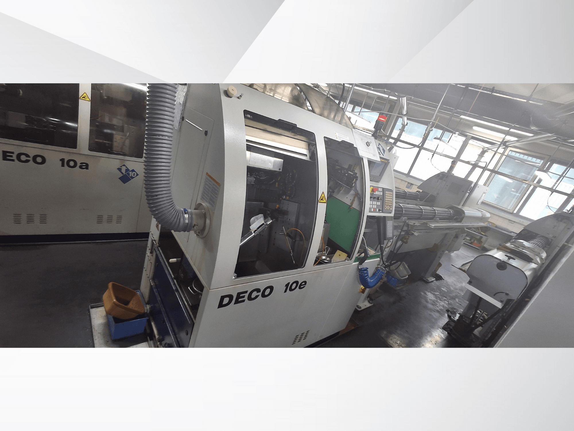 DECO 10e CNC-maskin i sidovy, med kontrollpanel, grön inredning och ansluten avgasslang.