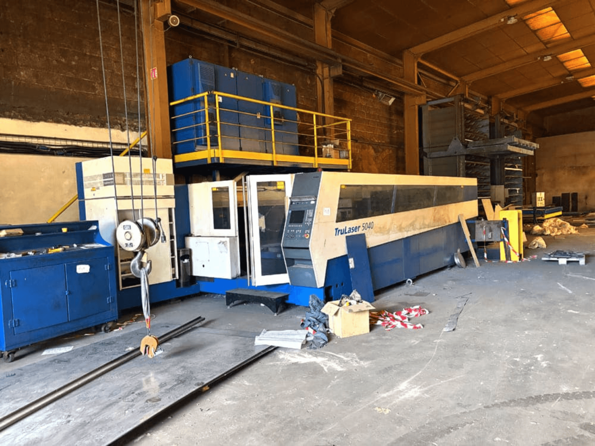 En CO₂-laserskärmaskin från TRUMPF, modell TRULASER 5040, fotograferad i en verkstad, i en vinklad framifrånvy med en rörig bakgrund.