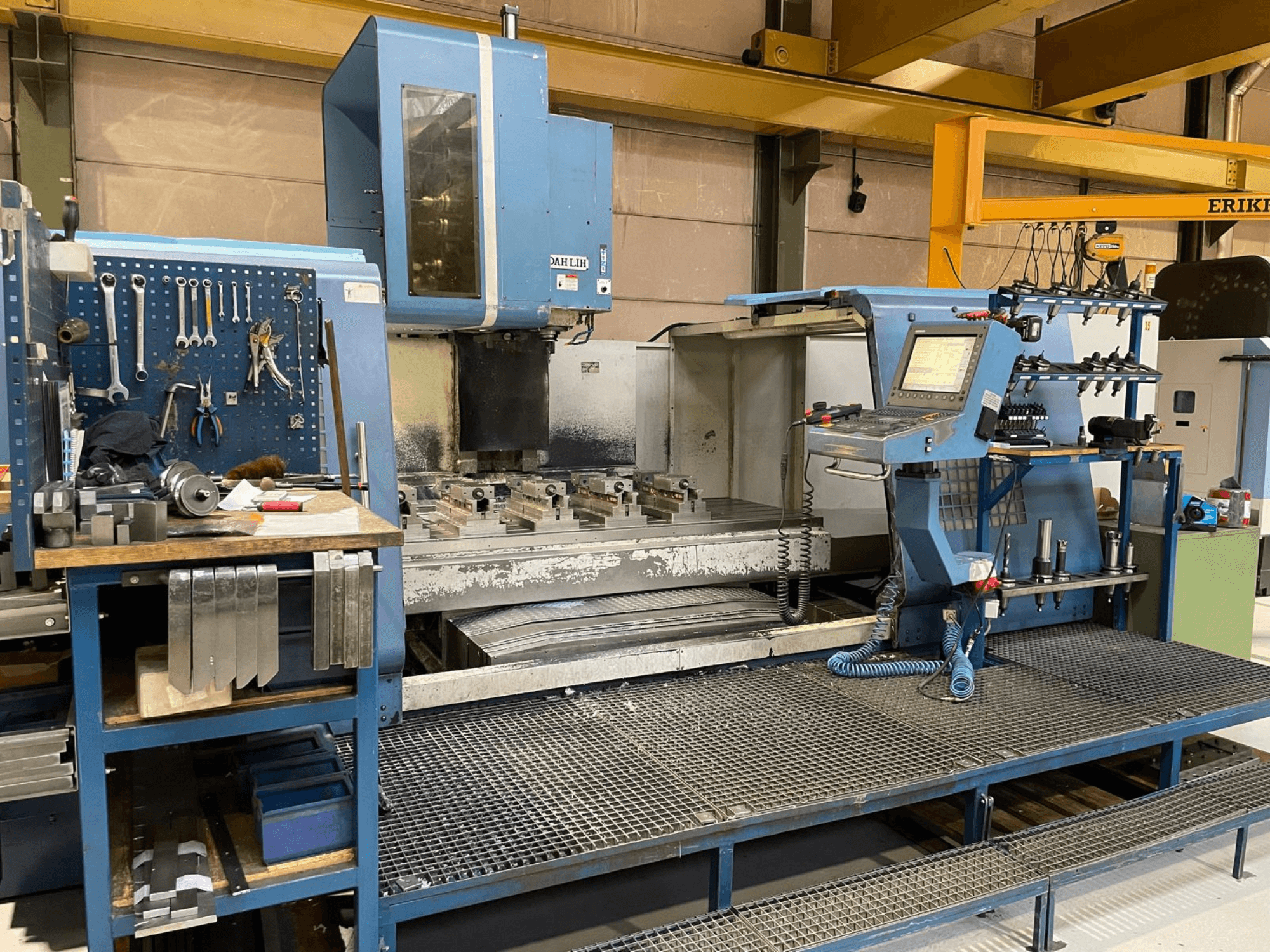 DAH LIH MCV2600 vertikalt bearbetningscenter framifrån, med kontrollpanel, arbetsbord och verktygsförvaring.