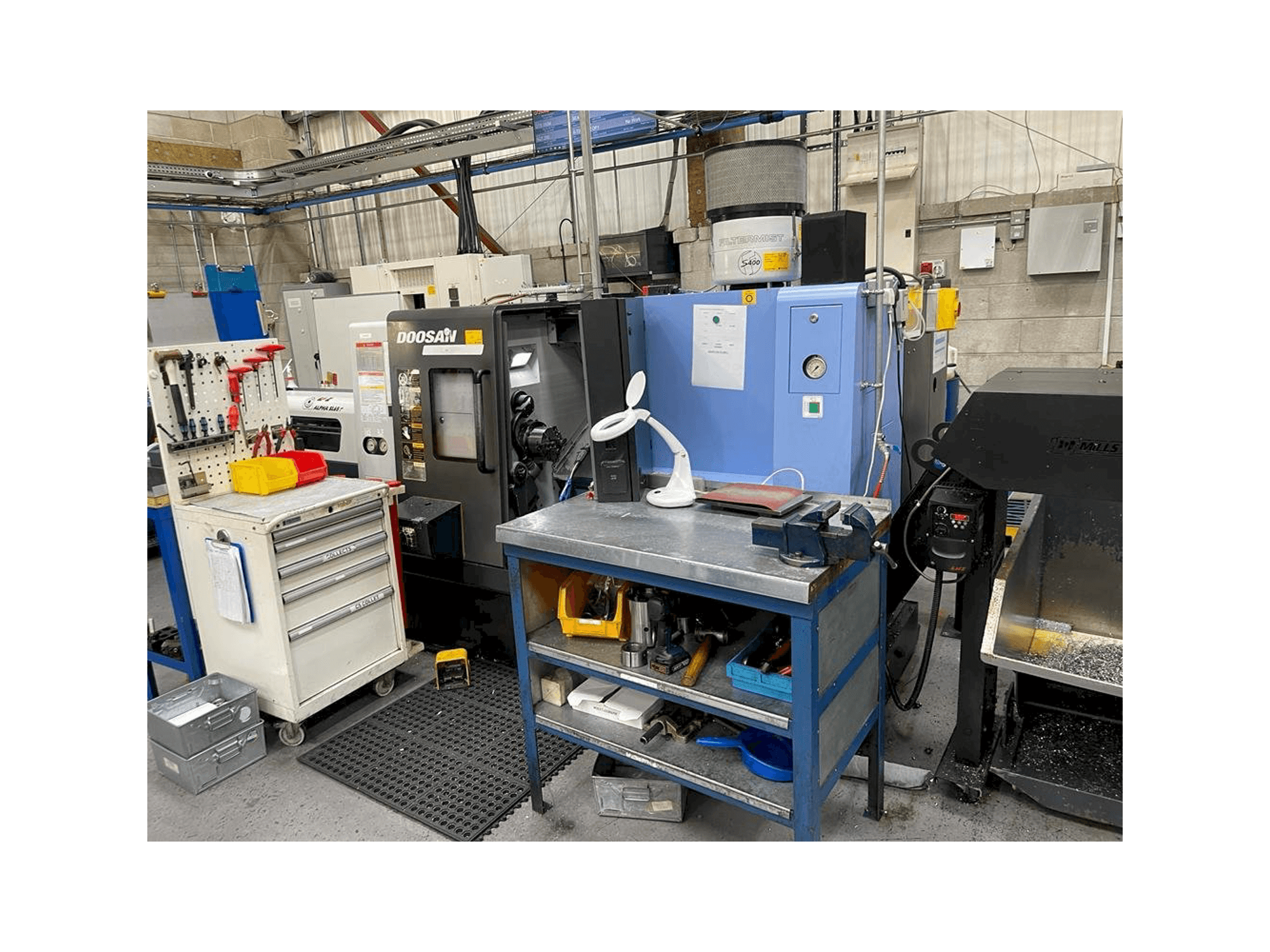 Doosan Lynx 220 LMA-maskinen framifrån