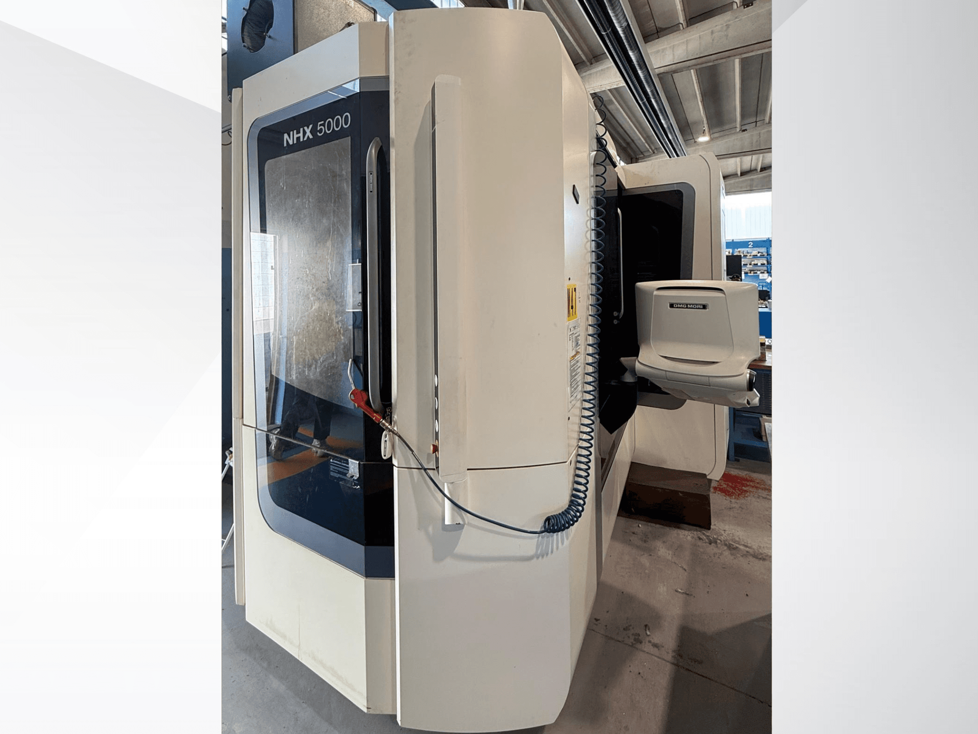 DMG MORI NHX 5000 horisontell svarv, framifrån, med kontrollpanelen och spindelhållaren i förgrunden.