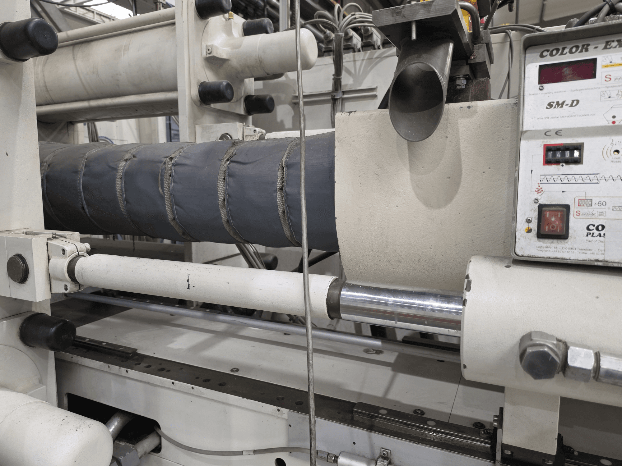 Krauss Maffei 350-3000 CX hydraulisk formsprutningsmaskin, sidovy som visar temperaturkontrollpanel och värmeelement.