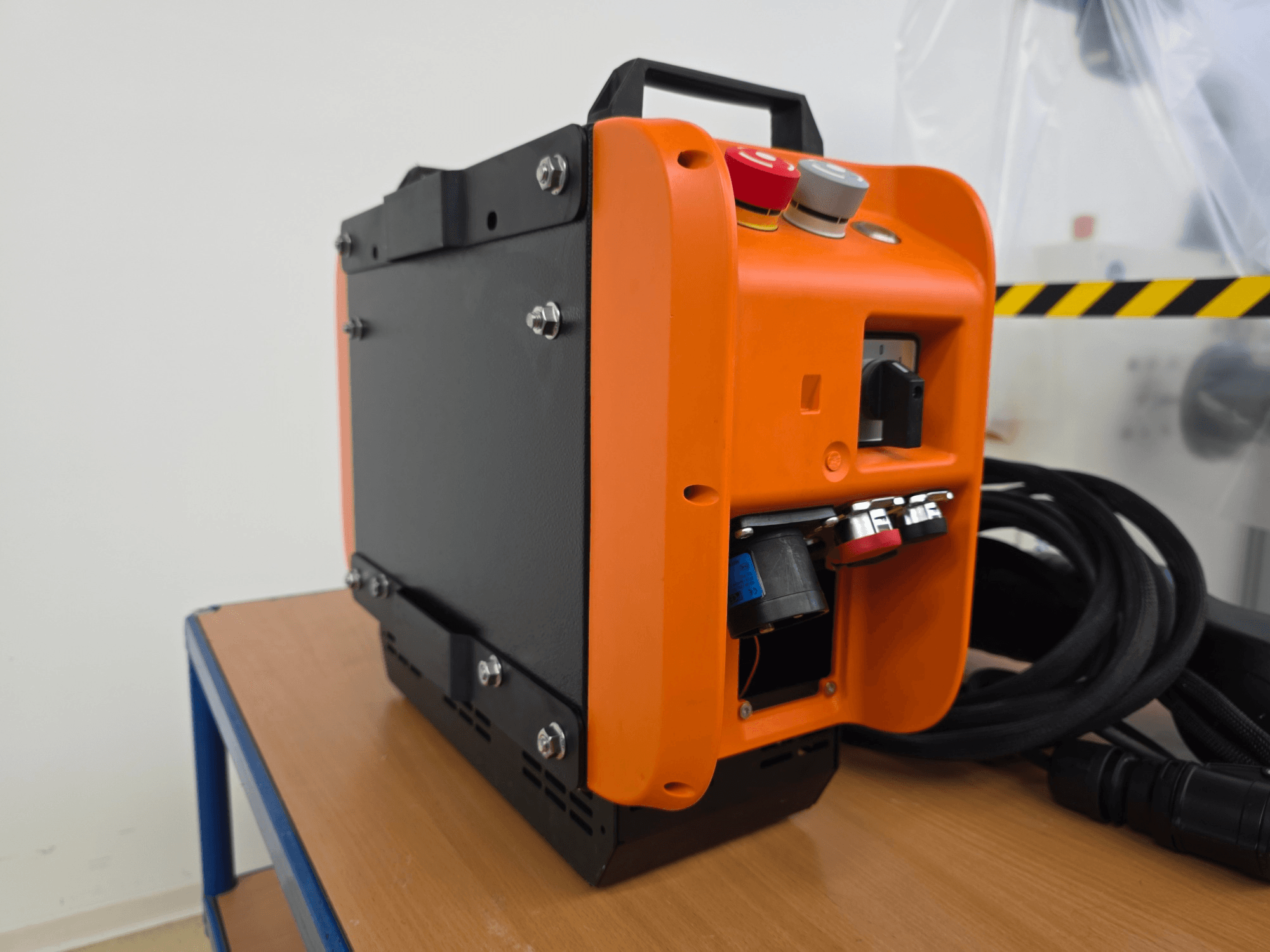 KASSOW ROBOTS KR1205 robotarmkontroll, sidovy som visar orange och svart design, in- och utgångar samt kablar.